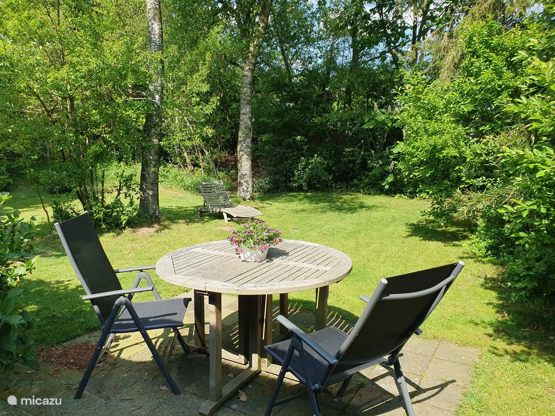 Terrasse mit Blick auf den Garten