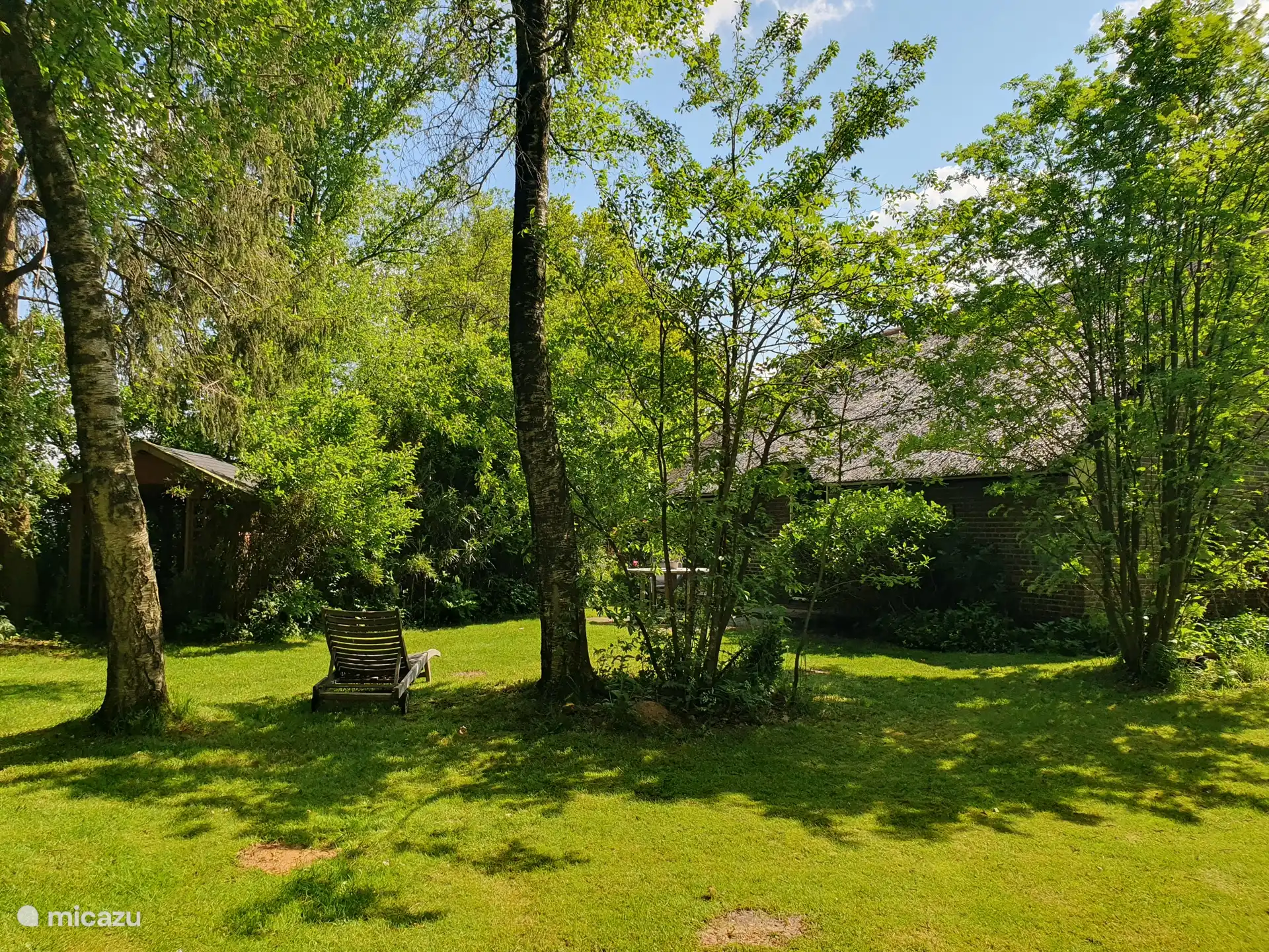 Der geräumige Garten des Ferienhauses