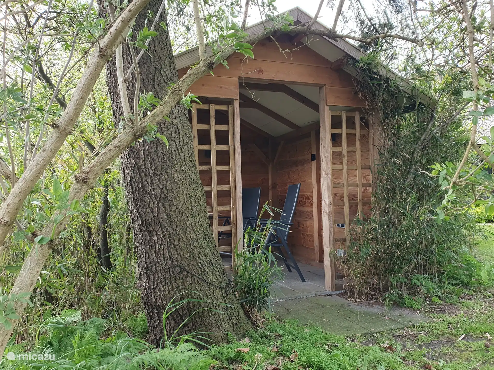 Der Pavillon zum Sitzen oder Aufladen Ihres Elektrofahrrads