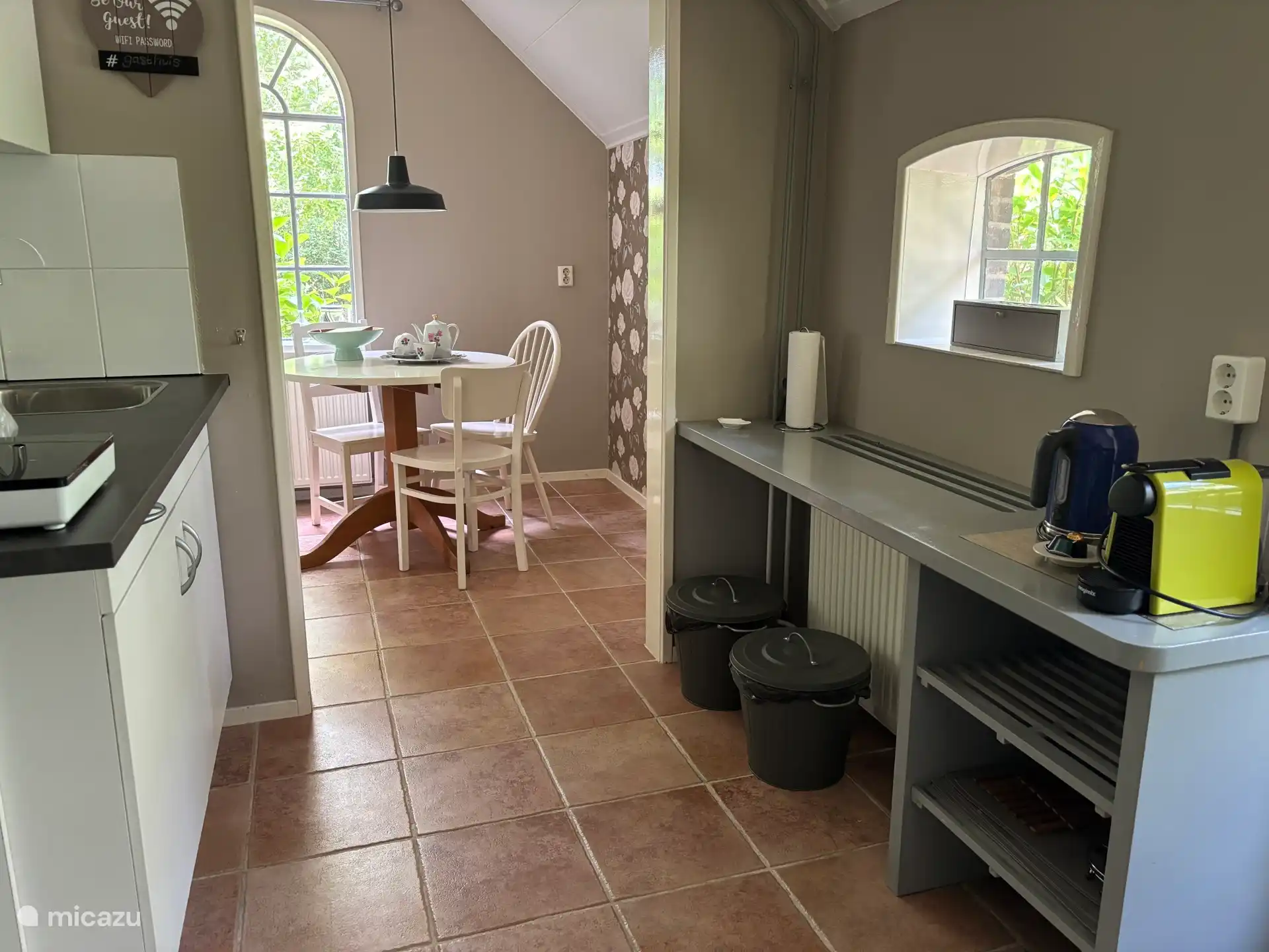 Küche mit Blick auf den Essbereich