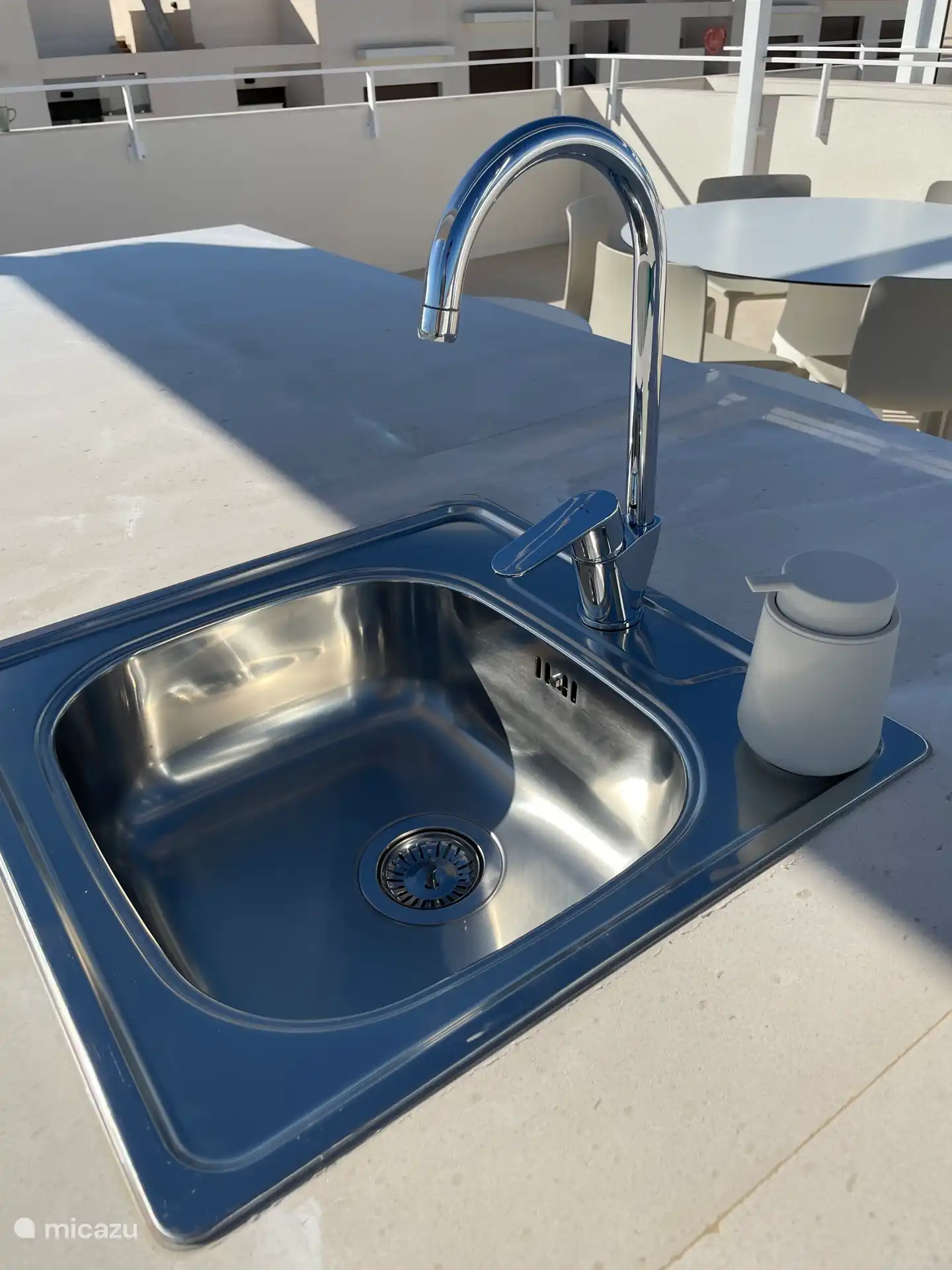 Fregadero de la cocina exterior en el solárium.