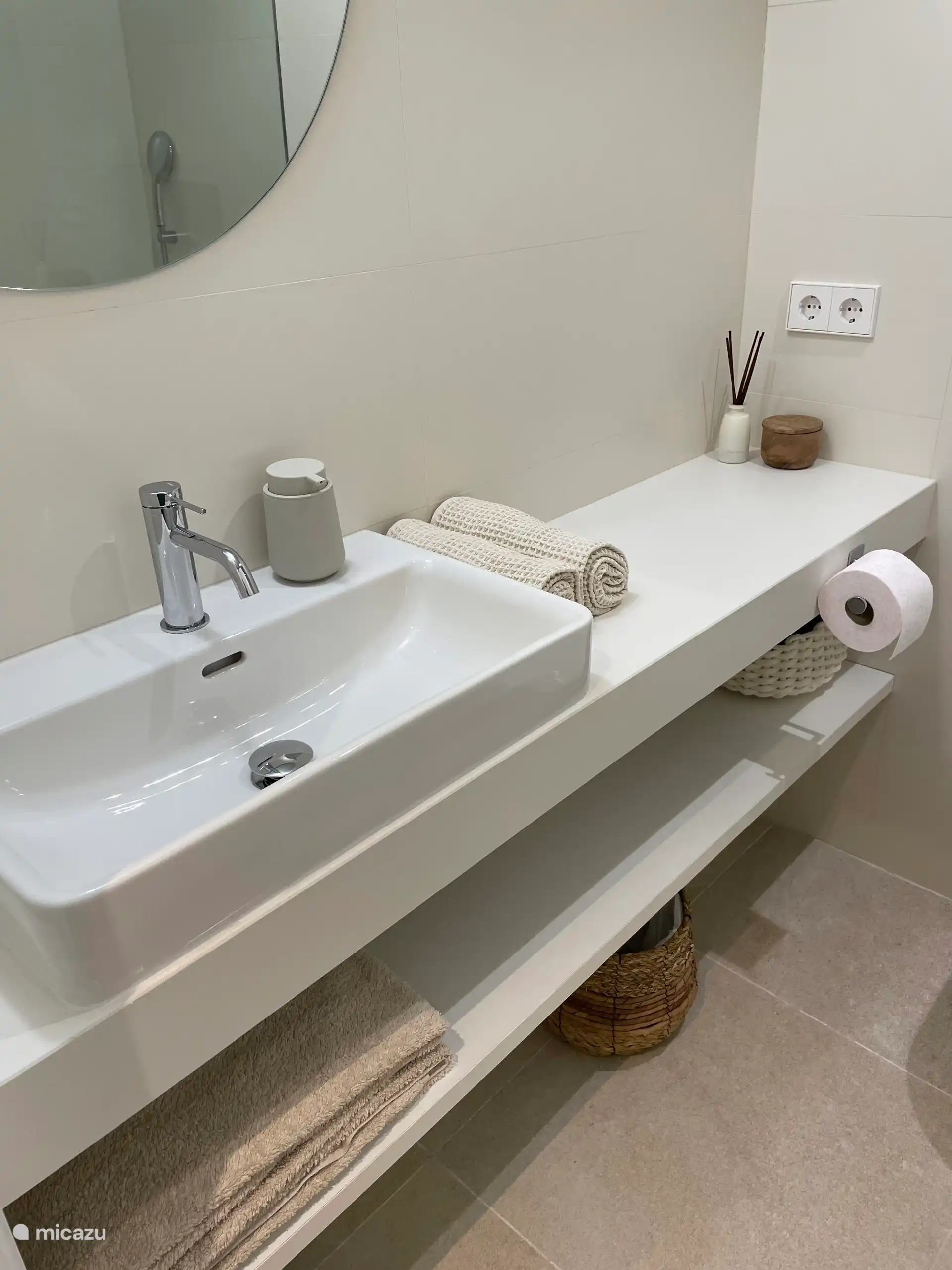 Lavabo del baño del dormitorio principal 