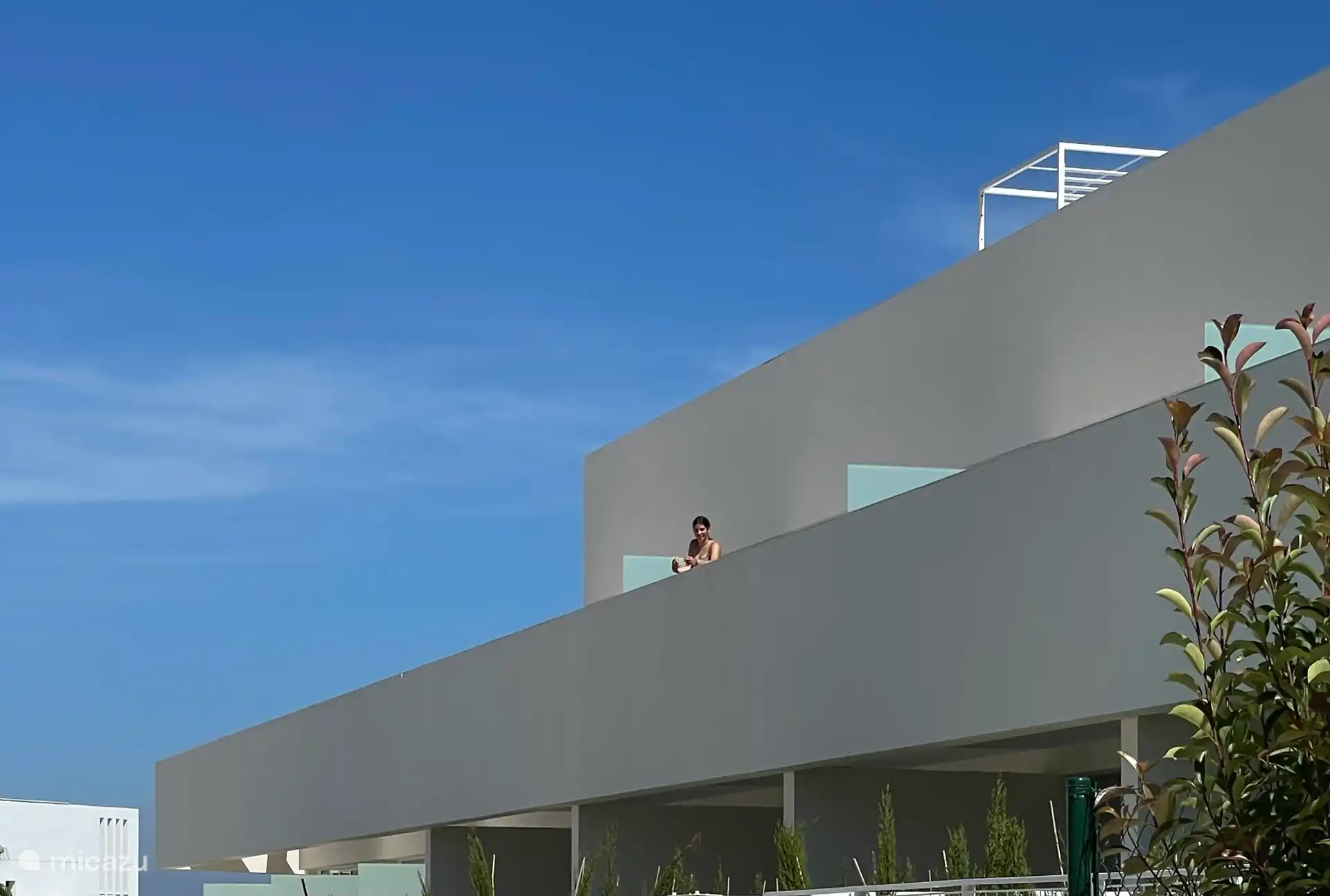 La terraza desde la piscina.