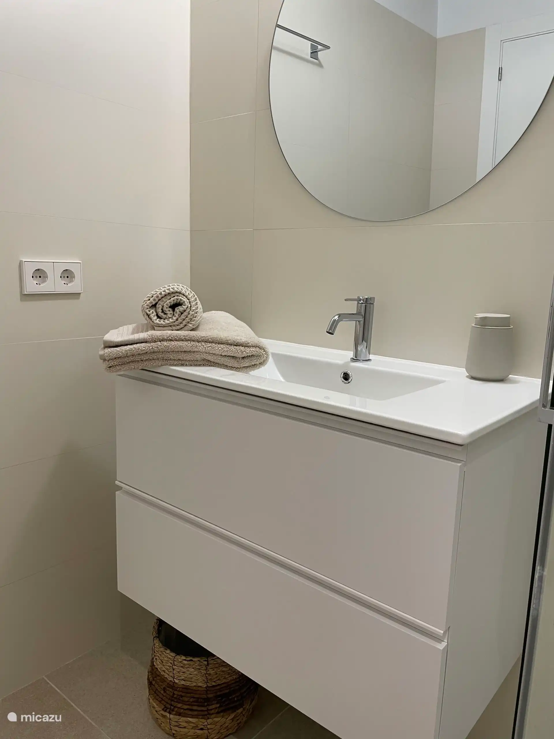 Cuarto de baño con ducha, lavabo e inodoro junto al 2º dormitorio.