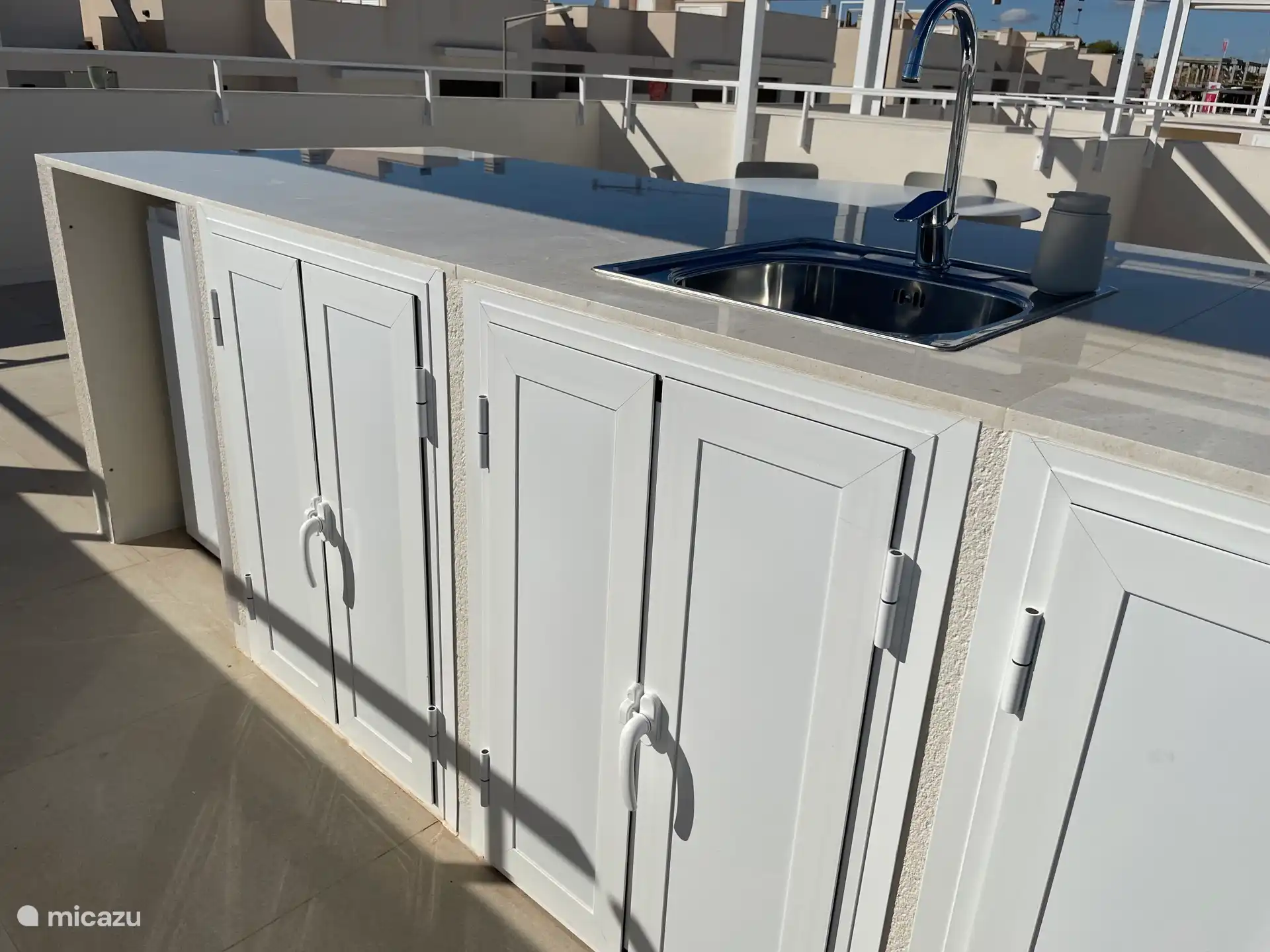 La cocina exterior con nevera.