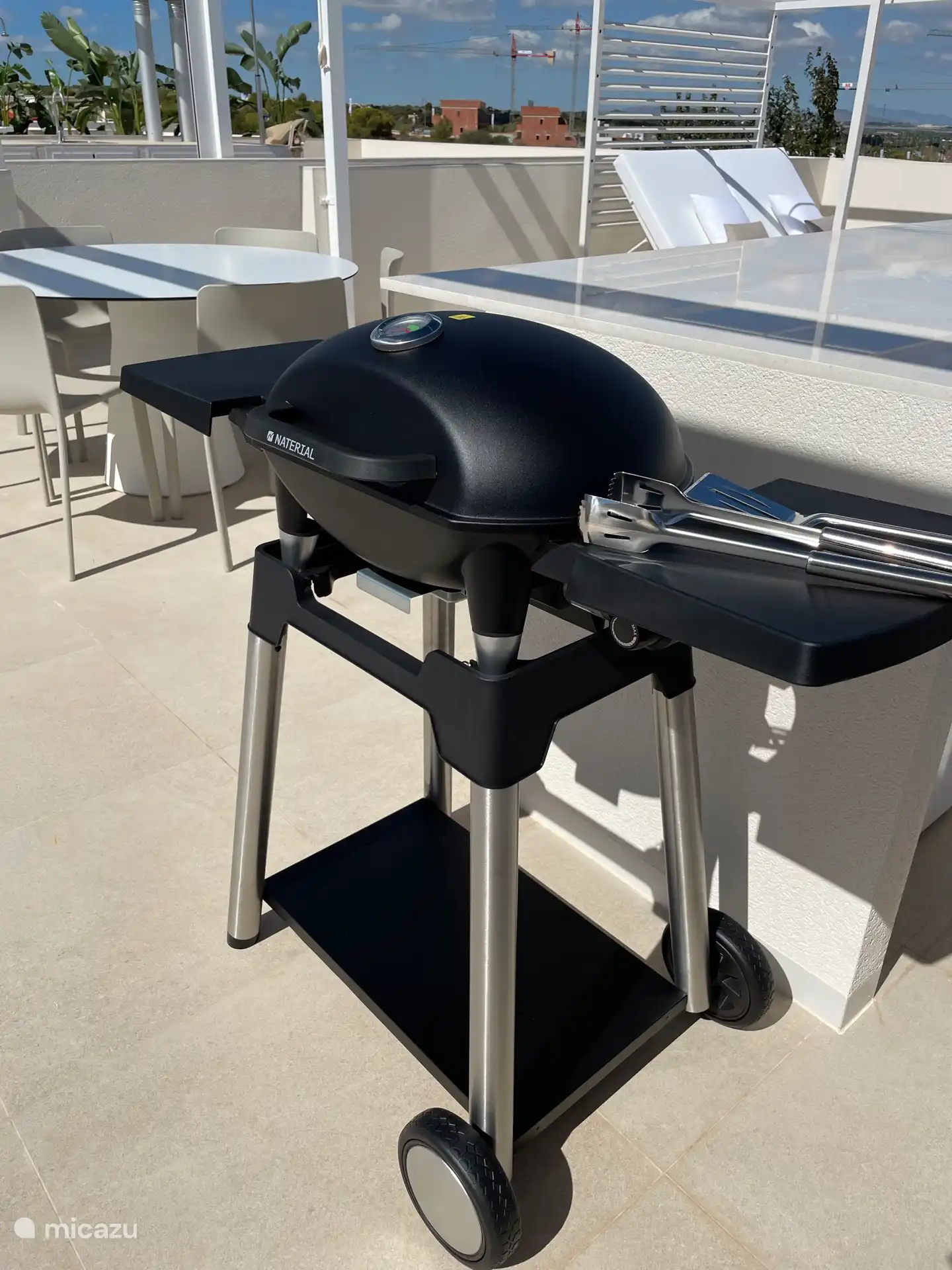 La barbacoa eléctrica completa el solárium para una agradable velada.