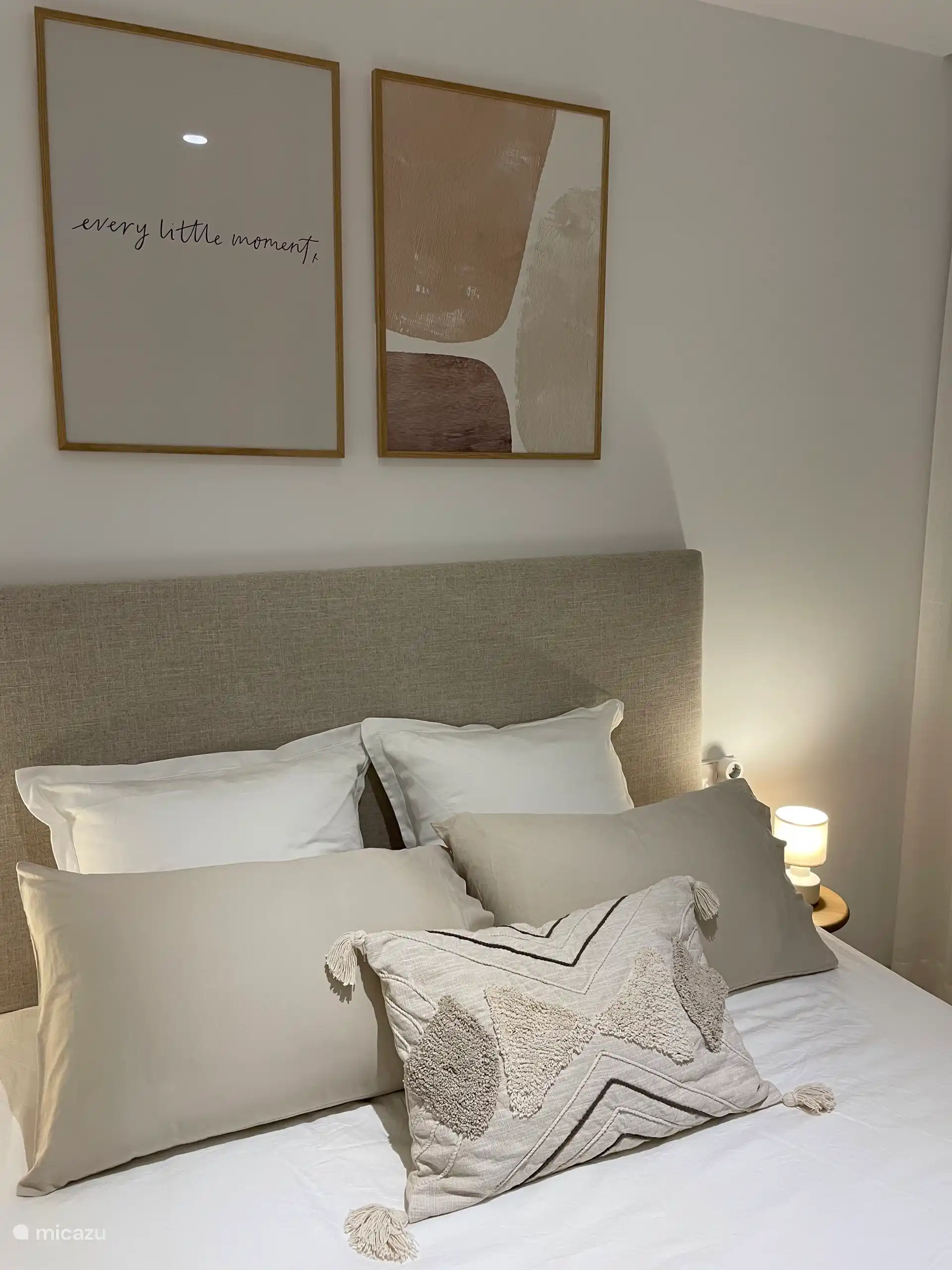 Cama doble (somier) de muy buena calidad con fundas de raso de algodón.