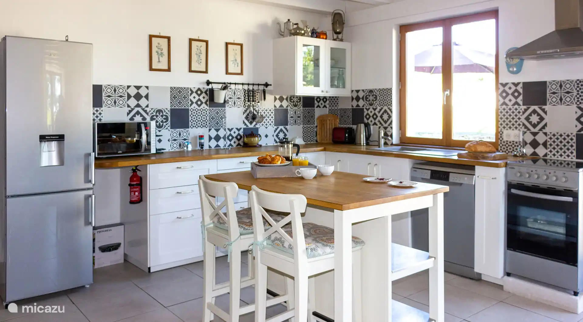 Kitchen and breakfast bar