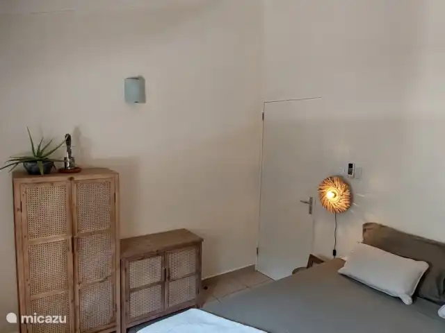 Palapa Sea View huren in Curaçao, Banda Abou (west), Fontein - appartement Slaapkamer met airco en fan