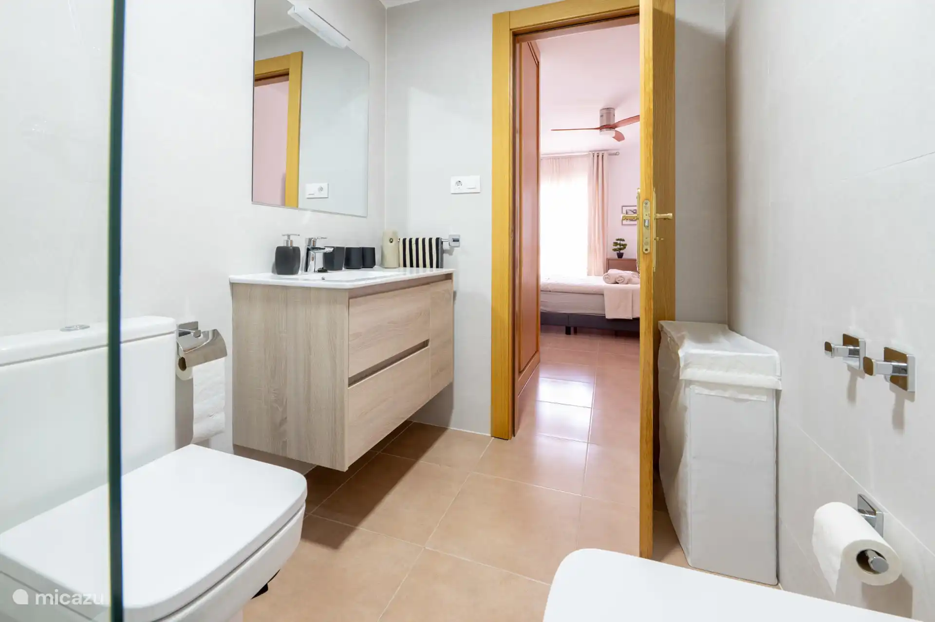 Badezimmer mit Blick auf das Schlafzimmer