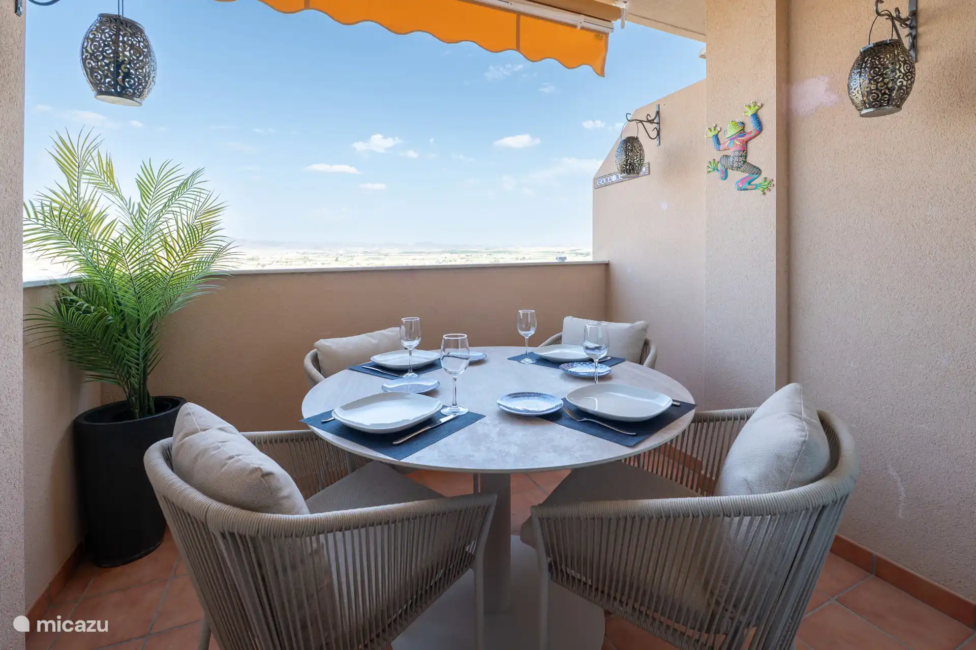 Terrasse mit Jalousien und Beleuchtung