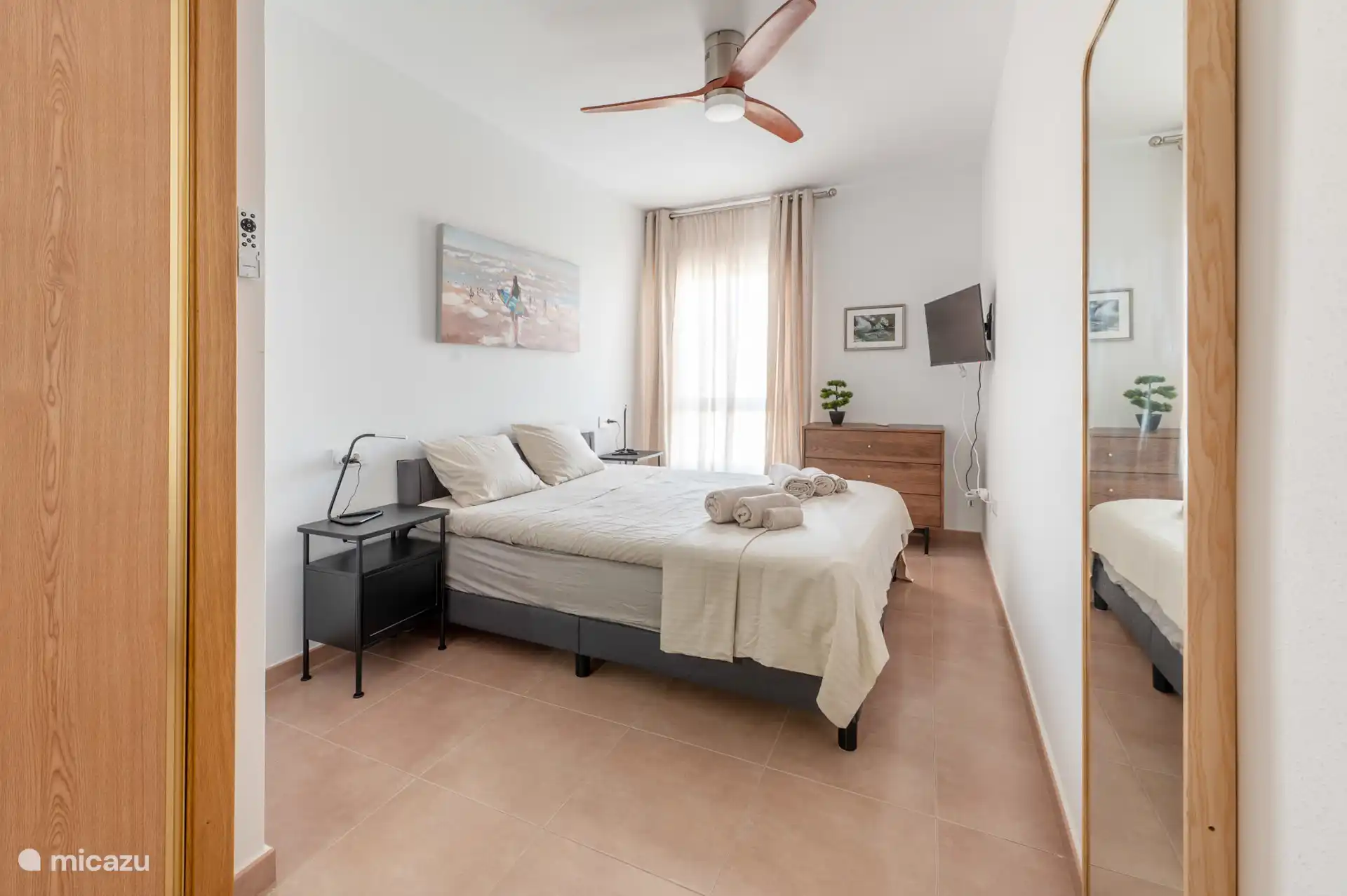 Hauptschlafzimmer, TV und Kleiderschrank