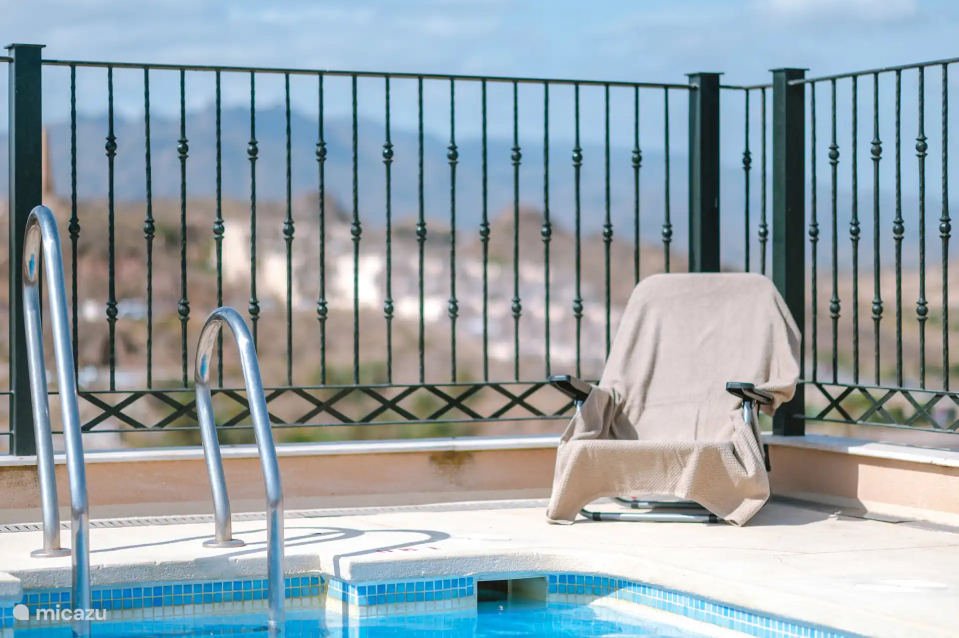 Schwimmbad in der obersten Etage