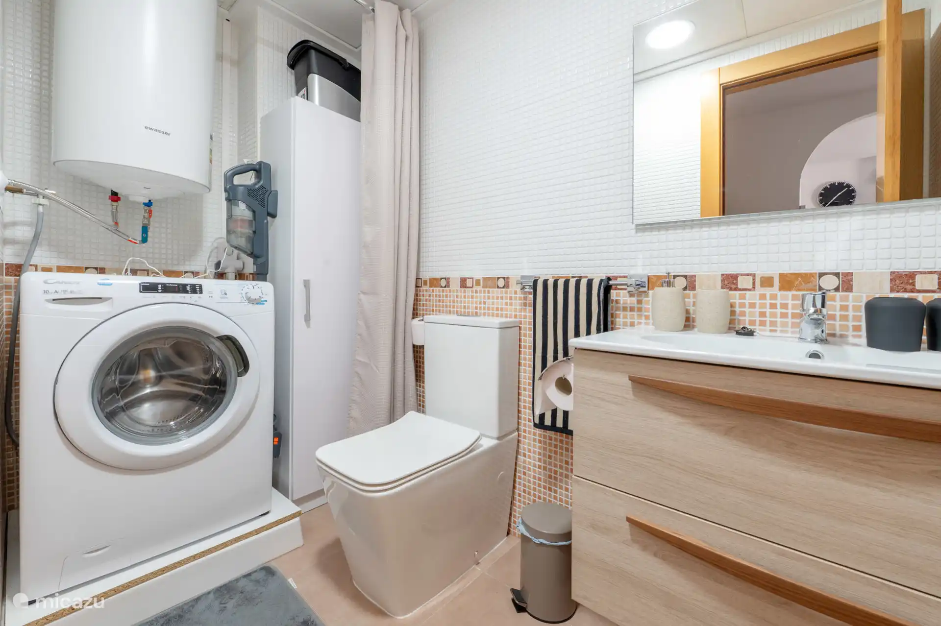 Zweites WC mit Waschbecken und Waschmaschinen-/Trocknerkombination