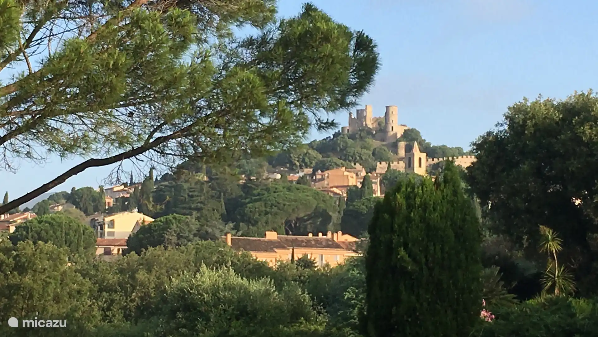 Vue de notre jardin sur le château de Grimaud