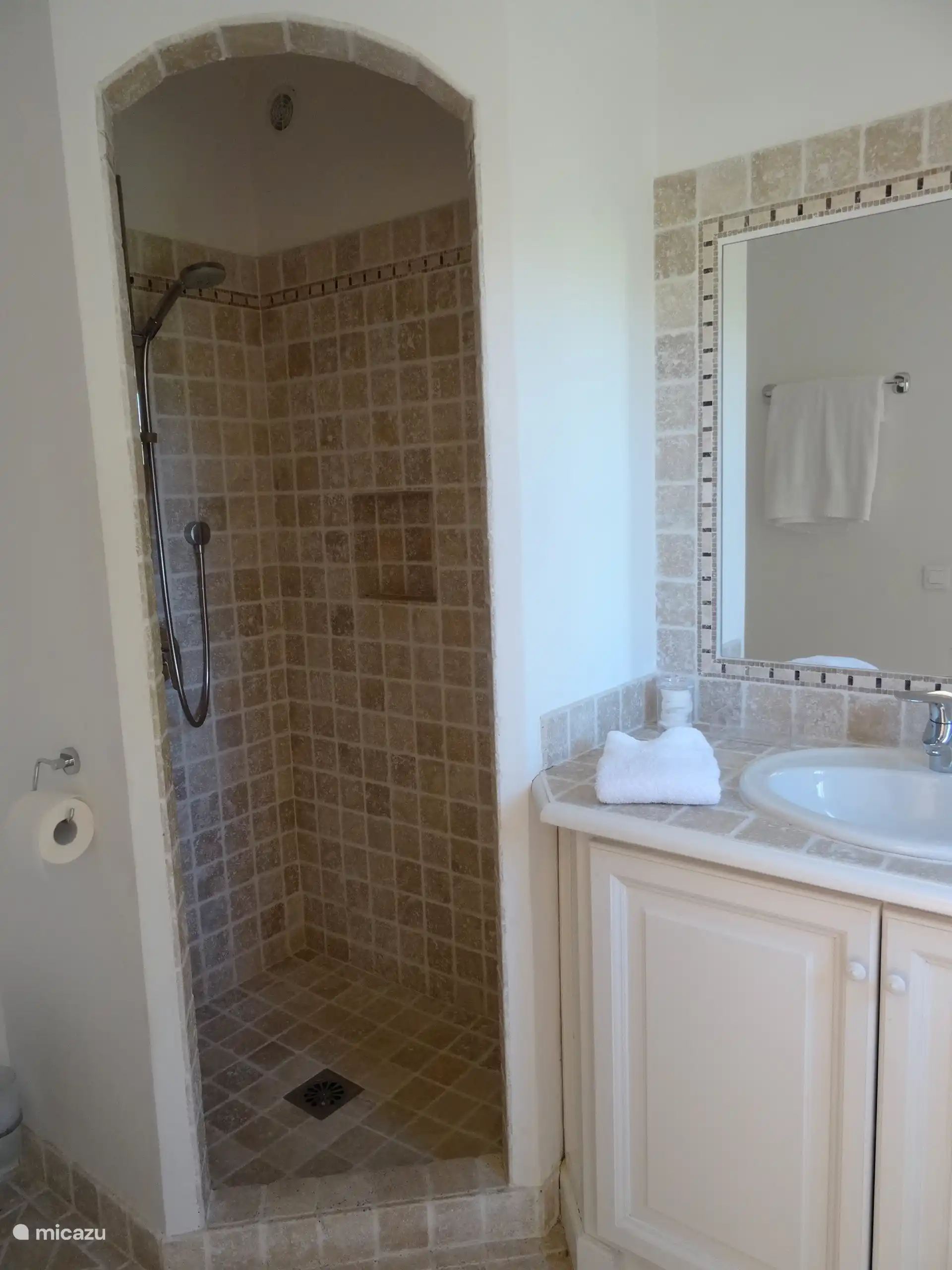 Salle de bain à la chambre 2