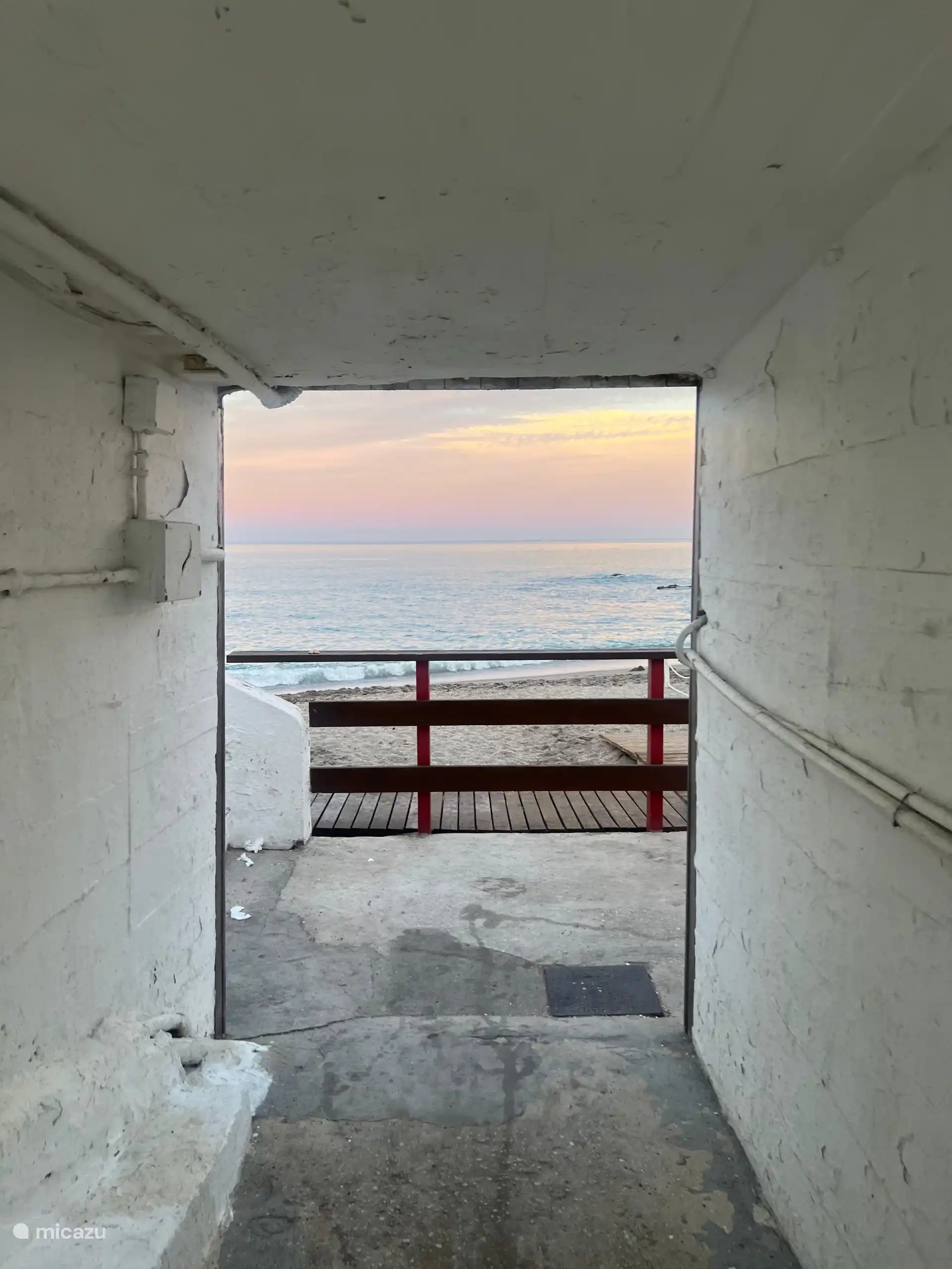 Entrada a la playa a 200 metros del apartamento. 