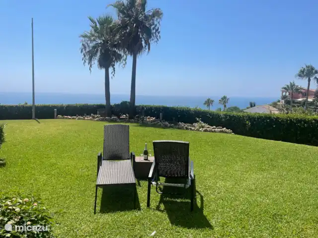 Location de Vacances Espagne, Costa del Sol, Mijas Costa, appartement - La Joya Mijas première ligne Vue sur la mer  Jardin en face de la terrasse.