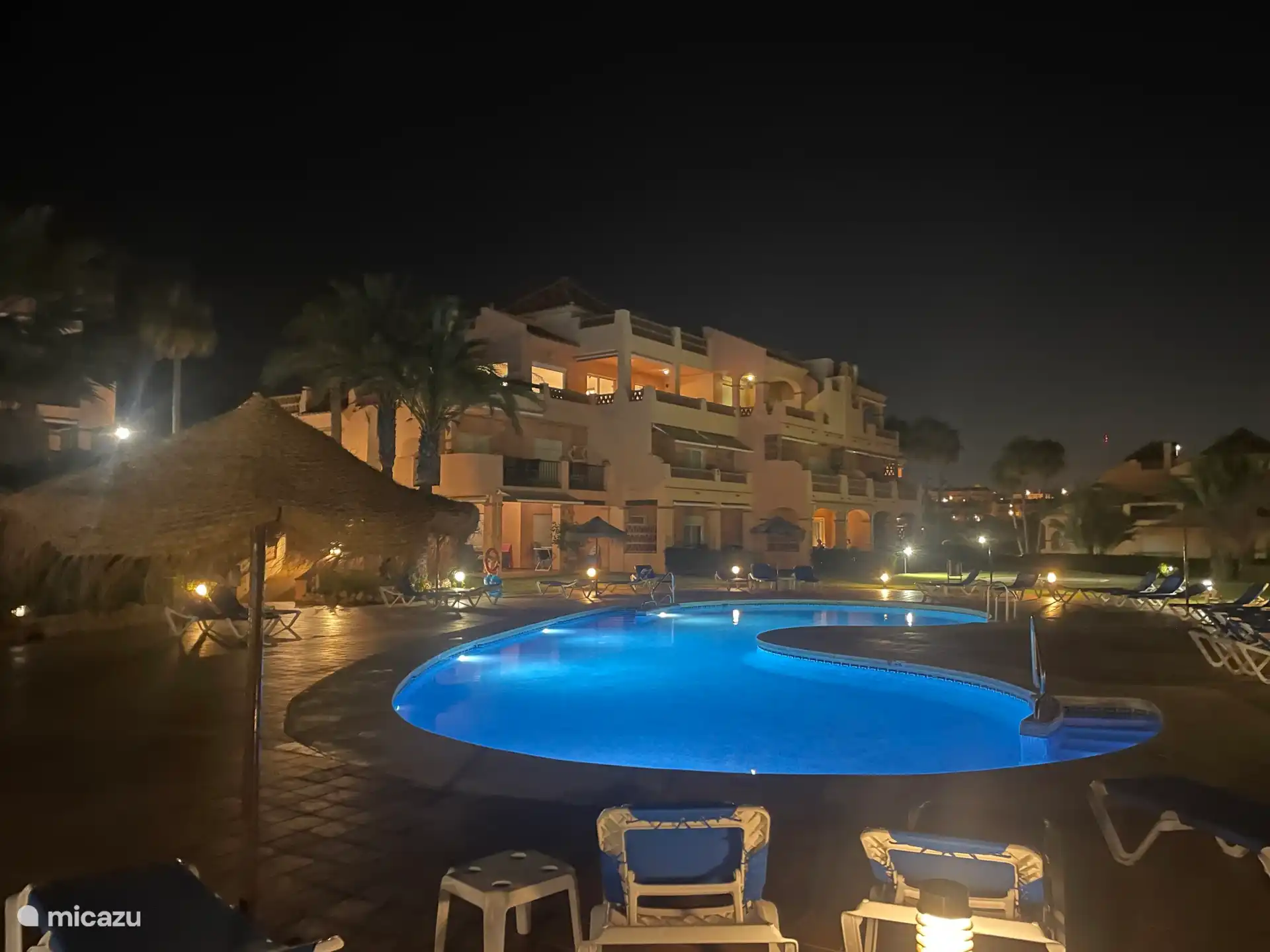 Gran piscina a 30 metros del apartamento. 