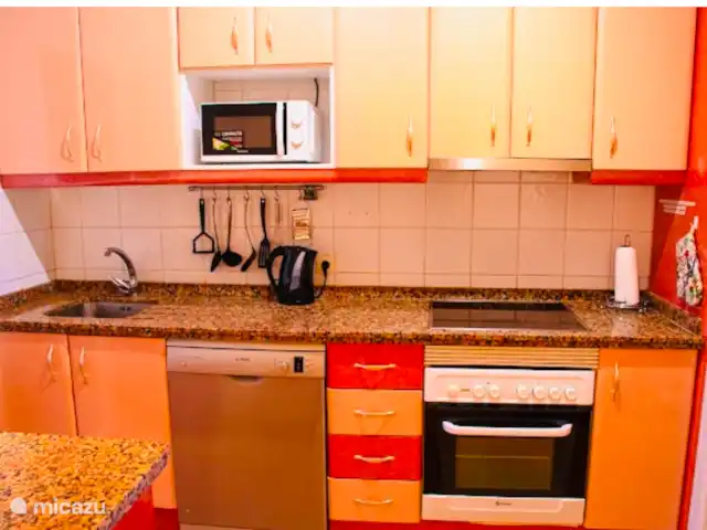 Location de Vacances Espagne, Costa del Sol, Mijas Costa, appartement - La Joya Mijas première ligne Vue sur la mer  Cuisine avec four, micro-ondes et grand réfrigérateur/congélateur.