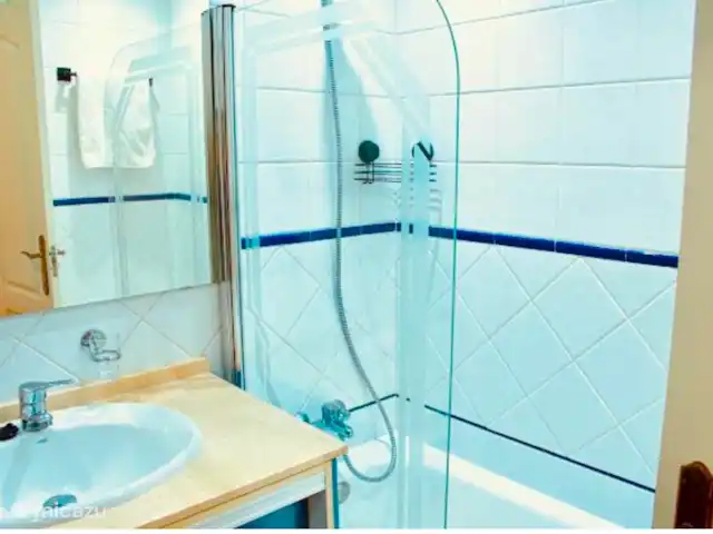 Location de Vacances Espagne, Costa del Sol, Mijas Costa, appartement - La Joya Mijas première ligne Vue sur la mer  Salle de bain 1 avec douche et baignoire.