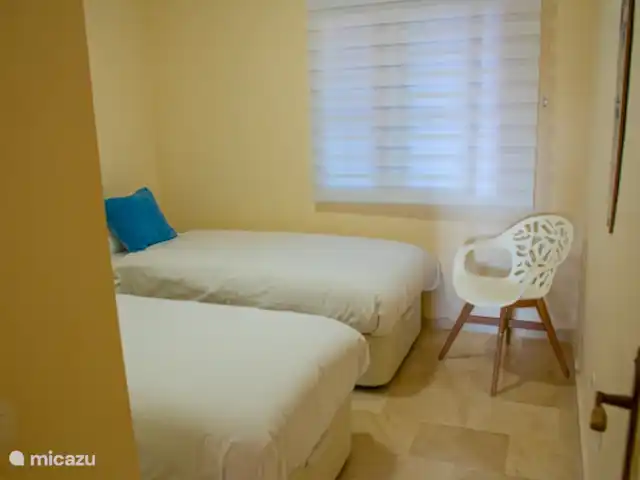 Location de Vacances Espagne, Costa del Sol, Mijas Costa, appartement - La Joya Mijas première ligne Vue sur la mer  Deuxième chambre avec deux lits simples et grande armoire.