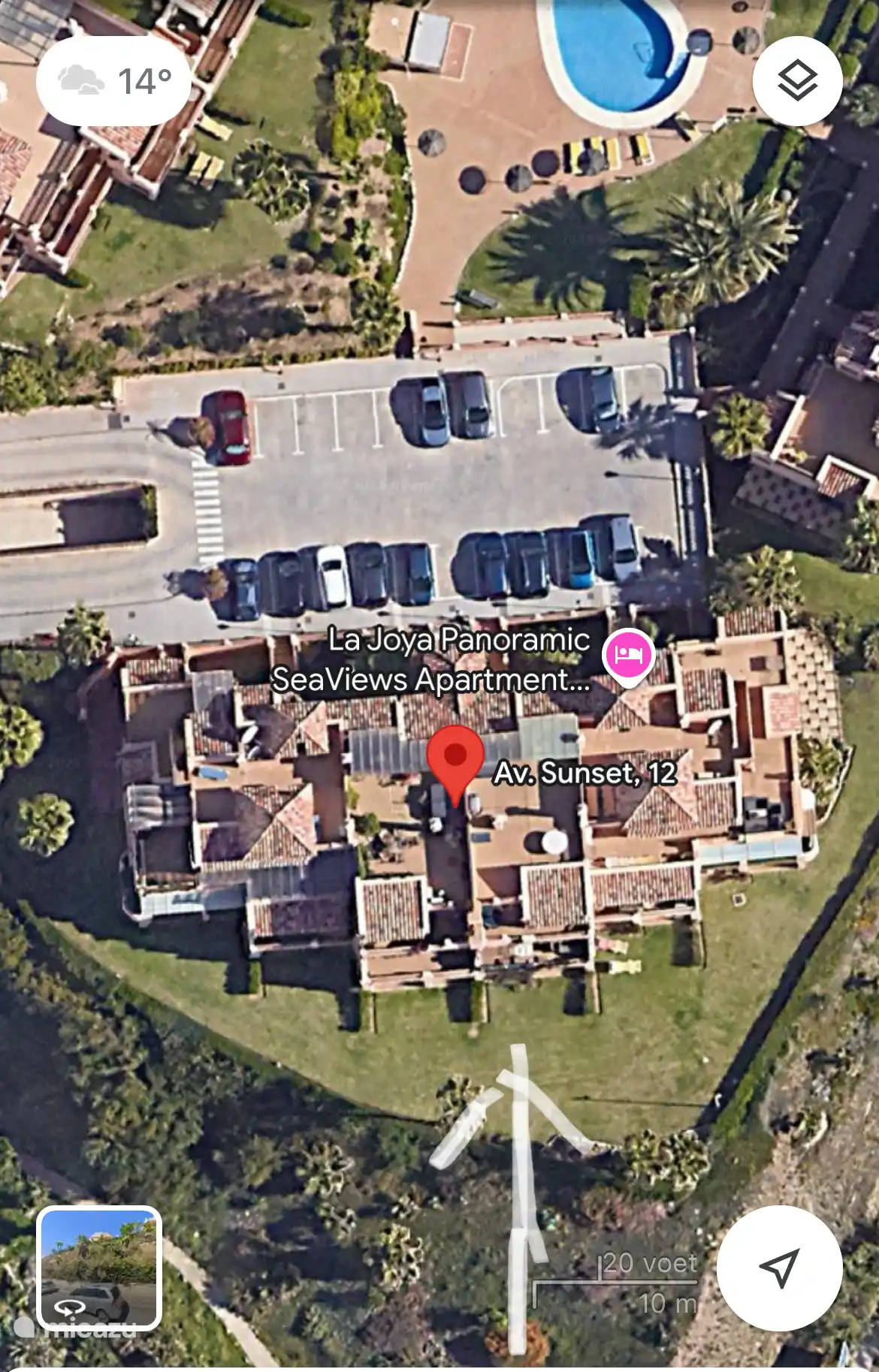 Nuestro piso desde arriba. La flecha blanca indica cuál es la nuestra. Orientado al suroeste. Así que sol todo el día 