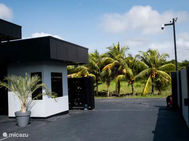 Luxe appartementen met zwembad. huren in Suriname, Paramaribo, Paramaribo - villa wachterhuisje en schuifpoort