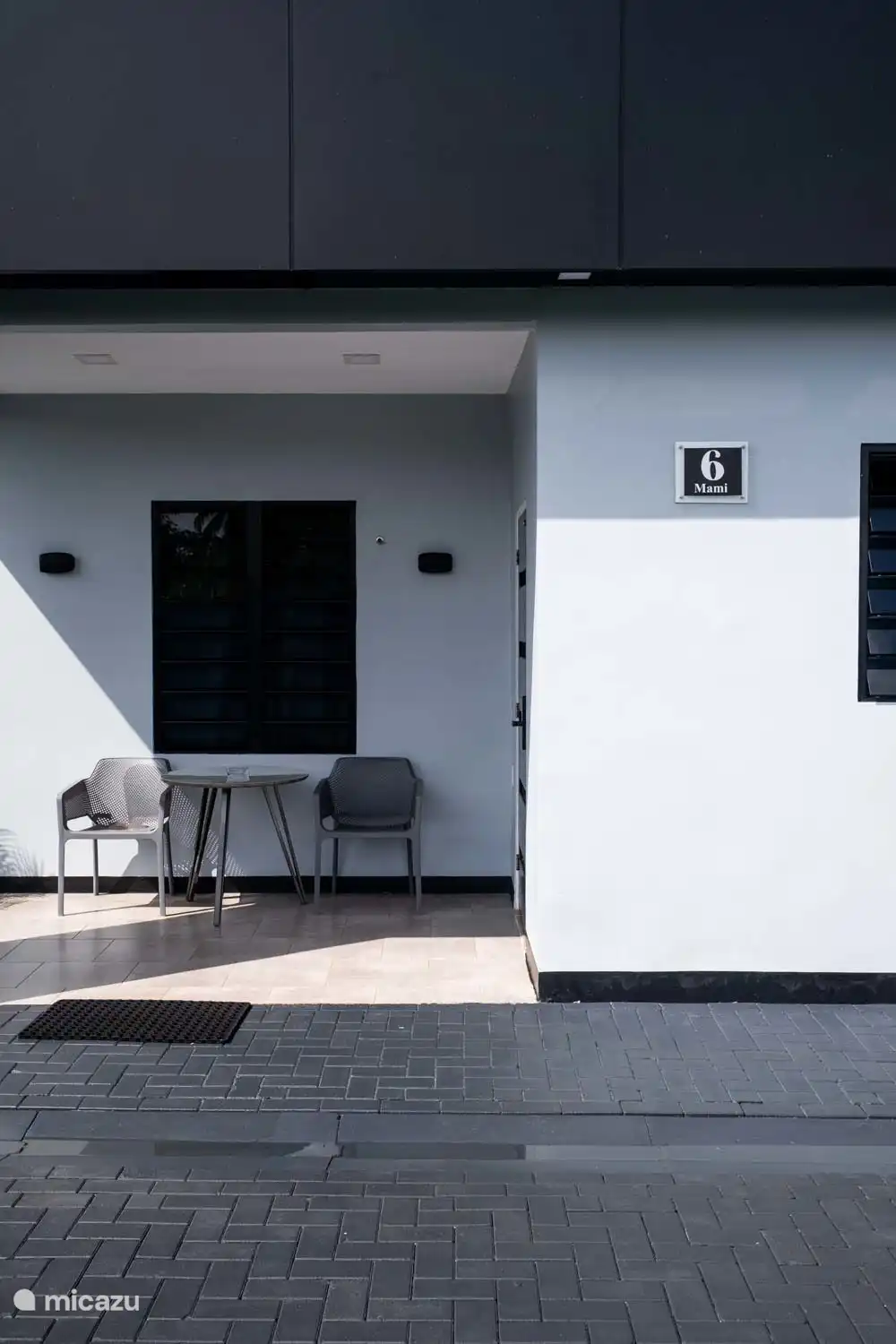 Terraza y frente de la casa