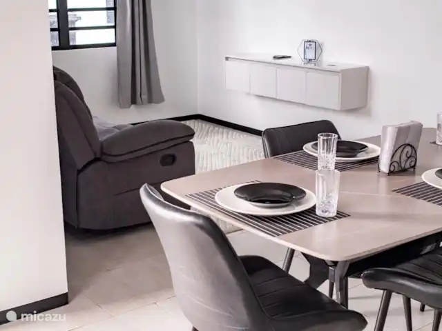 Luxe appartementen met zwembad. huren in Suriname, Paramaribo, Paramaribo - villa woonkamer