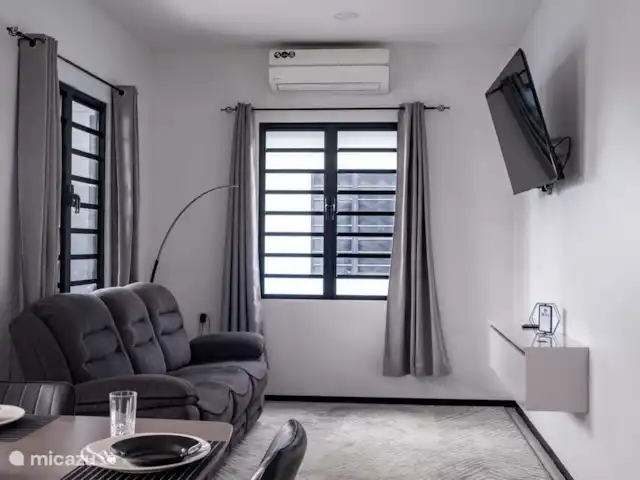 Luxe appartementen met zwembad. huren in Suriname, Paramaribo, Paramaribo - villa woonkamer