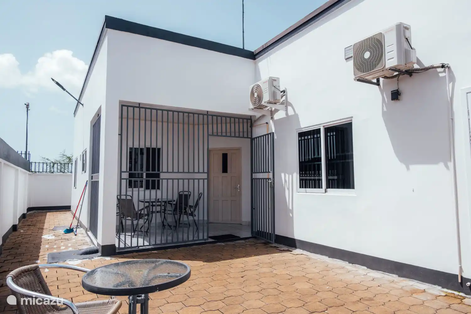 Apartment B - side of the yard