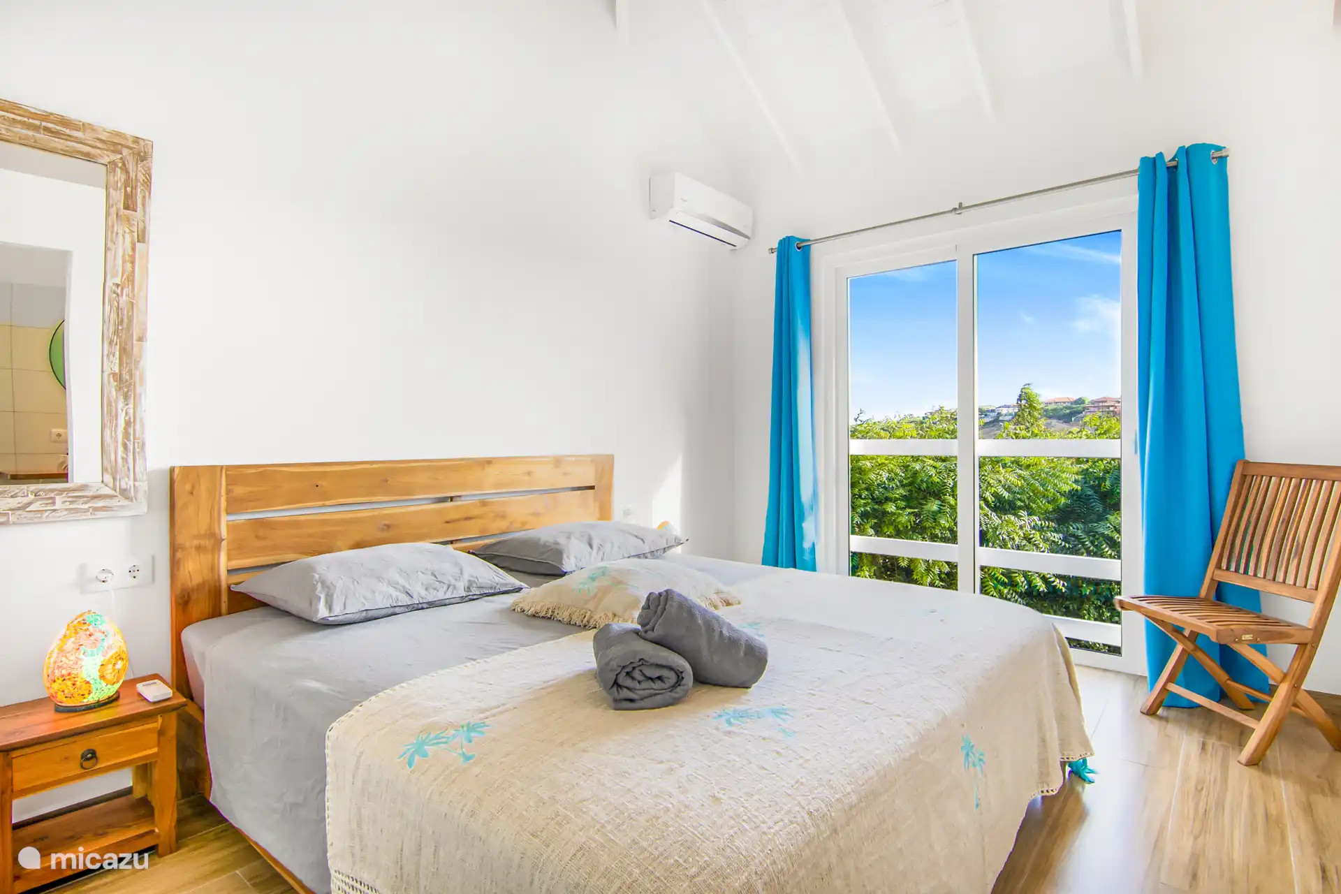 Master bedroom begane grond met privé badkamer. Uitzicht op de tuin en de Vallei.