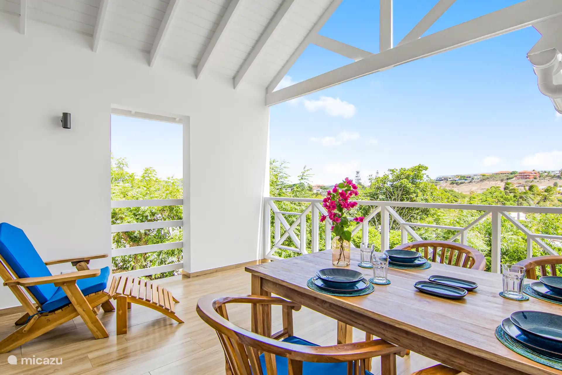 Royaal overdekt terras met relaxstoel en uitzicht op vallei Caracasbaai en de Tafelberg