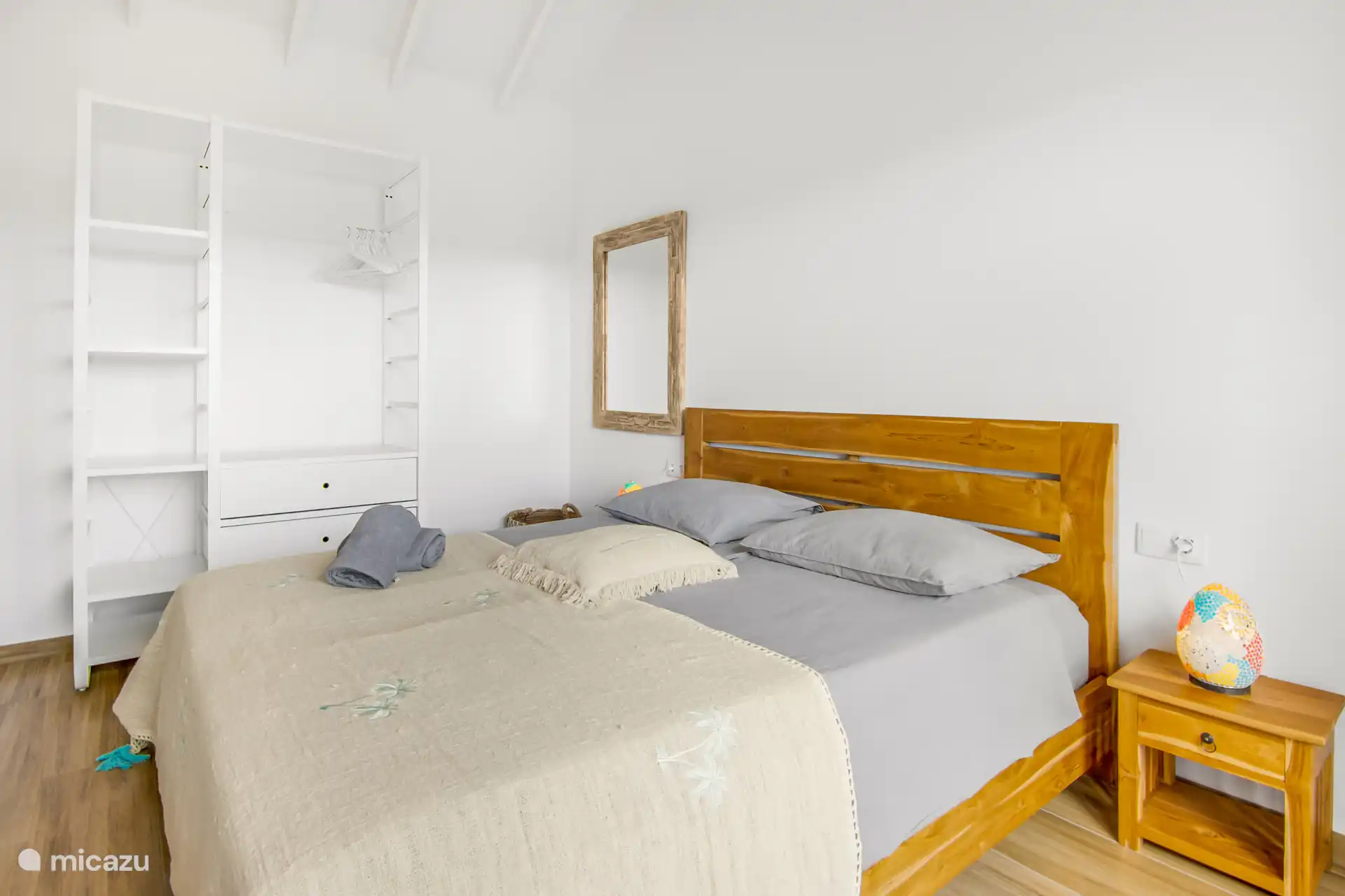 Master bedroom begane grond met privé badkamer.