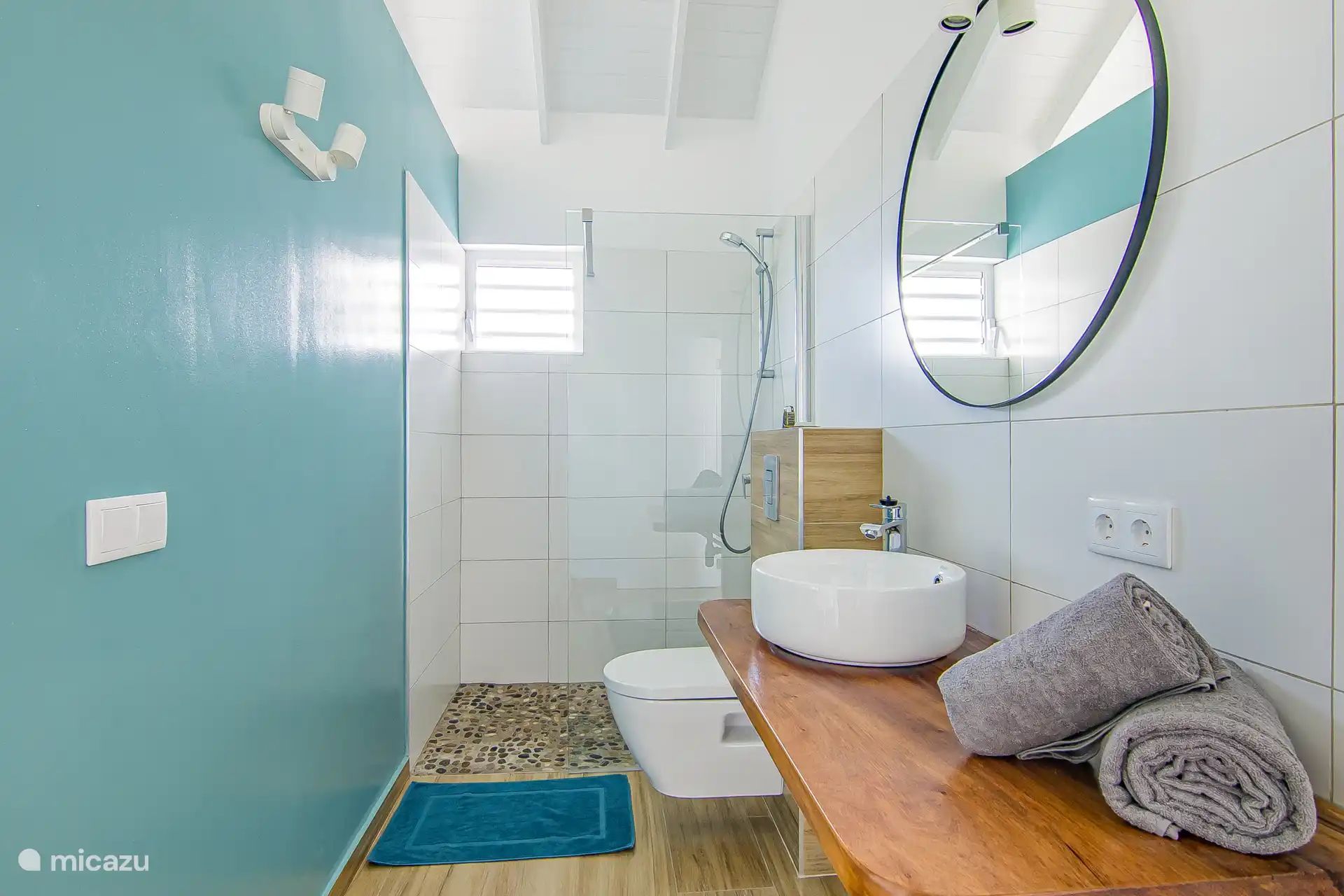 Luxe badkamer met walk-in douche