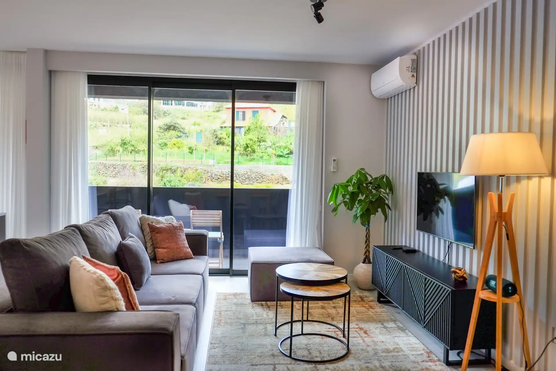 Auf dem geräumigen Sofa können Sie alle einen schönen Film genießen, ein Buch lesen oder sich einfach vom Tag ausruhen.