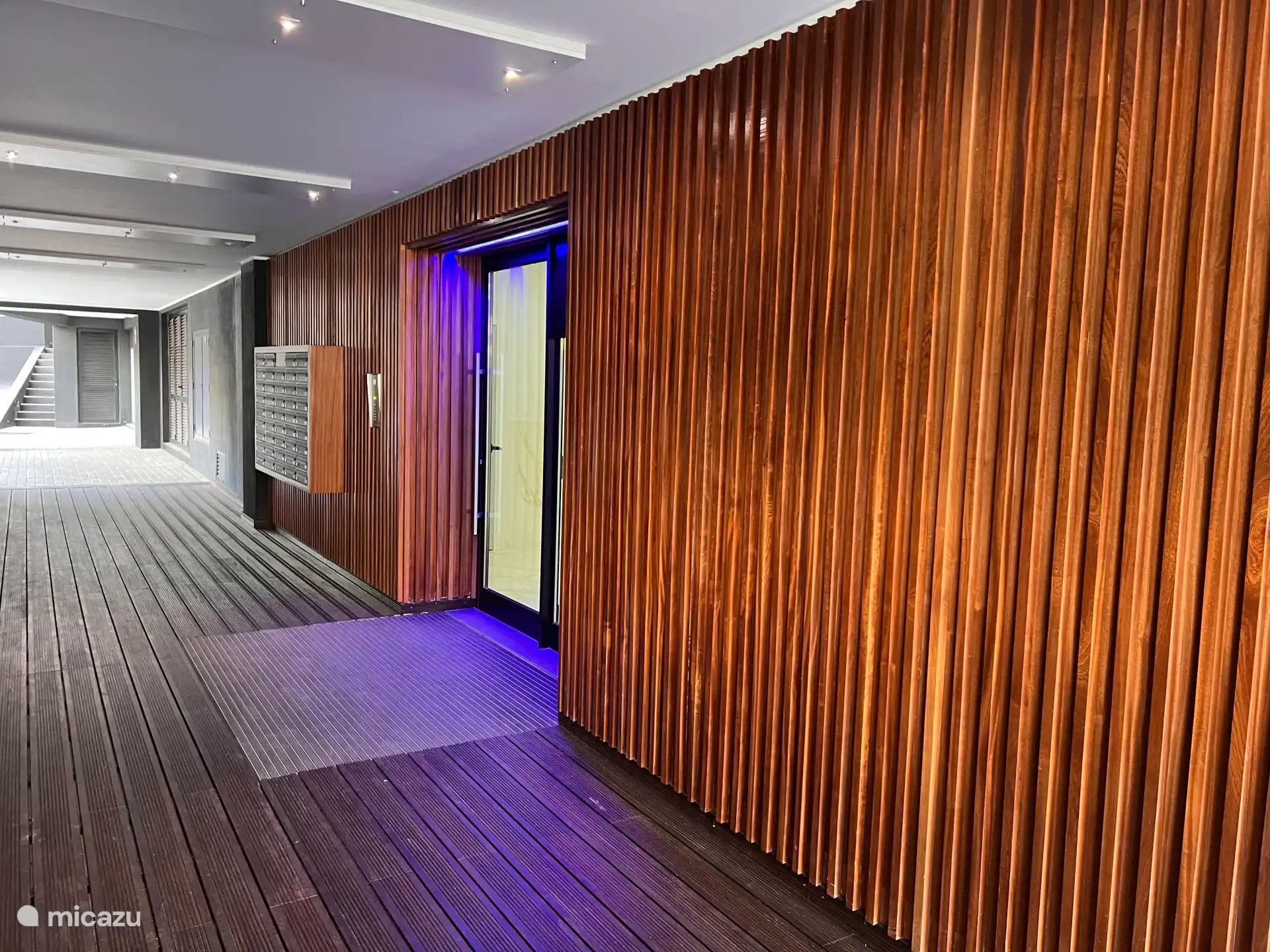 Haupteingang des Apartmentkomplexes, dessen Tür mit einem digitalen Code geöffnet werden kann.