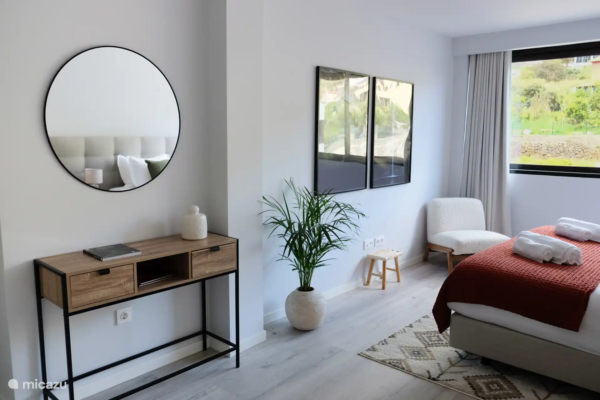 Das geräumige Hauptschlafzimmer ist komplett ausgestattet und verfügt über ein eigenes Badezimmer mit Dusche, WC, Bidet und Waschbecken.