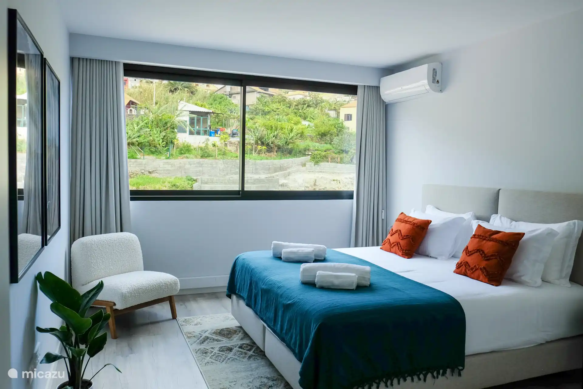 Schlafzimmer zwei verfügt wie die anderen Schlafzimmer über blendende Vorhänge, einen Einbauschrank und eine Klimaanlage. Die schöne Atmosphäre entsteht dadurch, dass die Natur von außen auf die Fotos kommt.