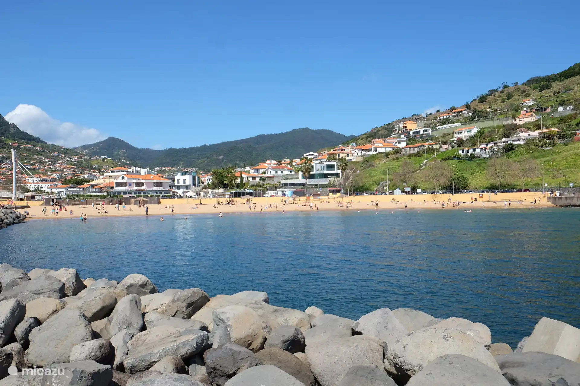 Der einzigartige Sandstrand in Machico liegt direkt im Zentrum und ist aufgrund seiner Lage fast das ganze Jahr über schön zum Schwimmen oder Entspannen nach einem schönen Spaziergang in den Bergen.