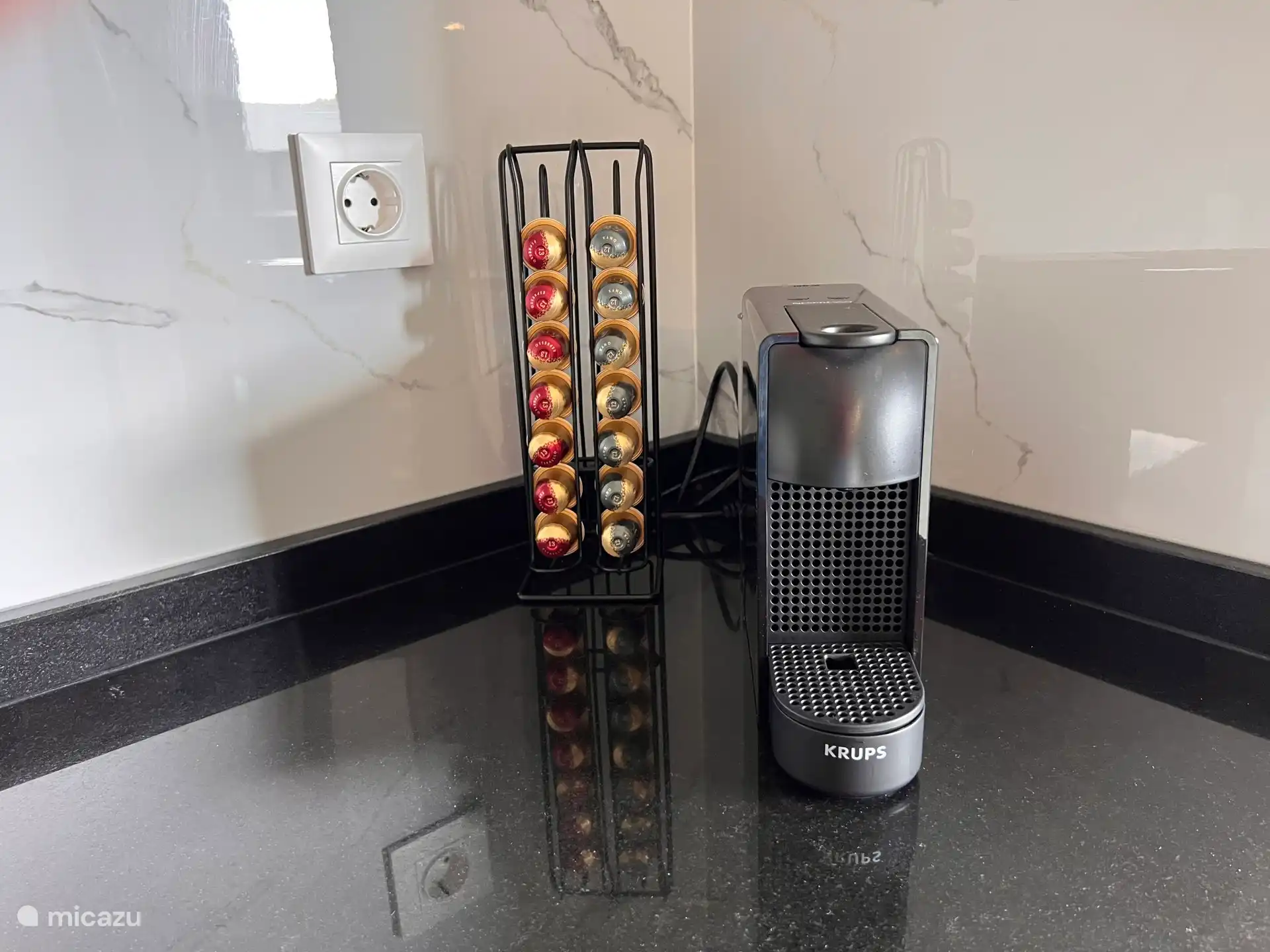 In der Küche haben wir viele Küchengeräte wie Backofen, separate Mikrowelle, Geschirrspüler und Wasserkocher. Aber auch leckerer Kaffee lässt sich mit den Tassen, die für Sie bereitstehen, ganz einfach zubereiten.