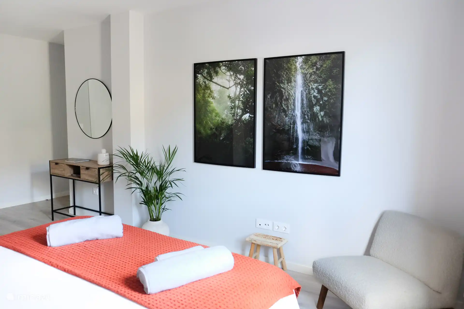 Wachen Sie morgens in Ruhe auf mit Blick auf die Berge durch das Fenster und drinnen mit Fotos der schönen Natur. Das Doppelbett ist 180cm breit und 200cm lang.