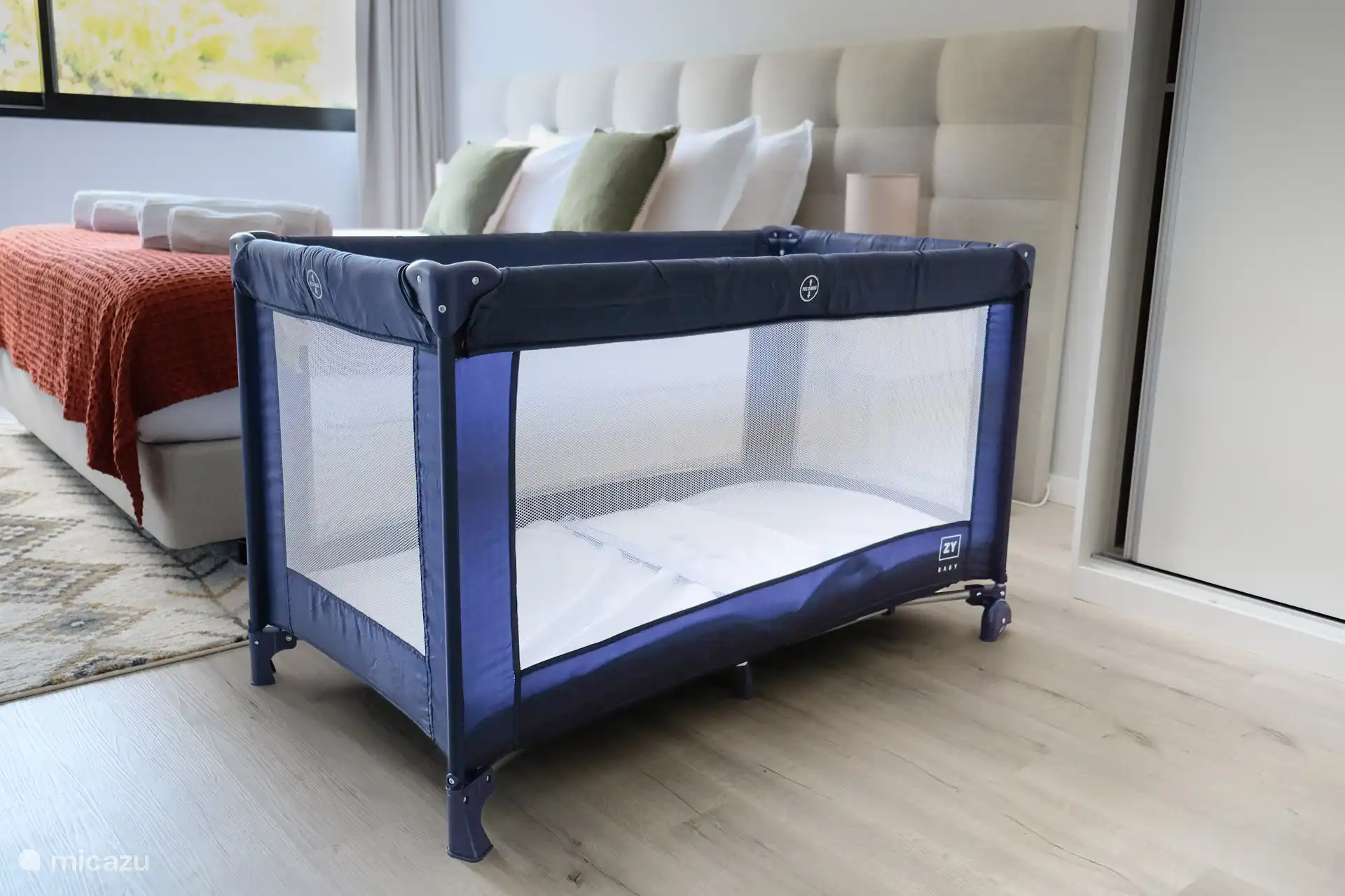 Auf Wunsch stellen wir ein kostenloses Babybett inklusive Decke und Matratze ins Zimmer.