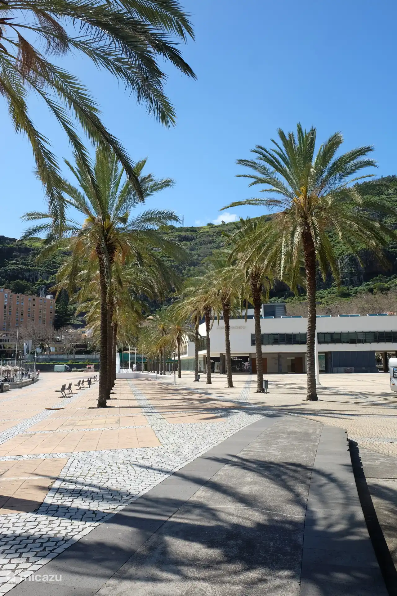 Auf der Promenade am Strand können Sie spazieren gehen und laufen oder einfach nur den schönen Blick auf das Meer genießen.