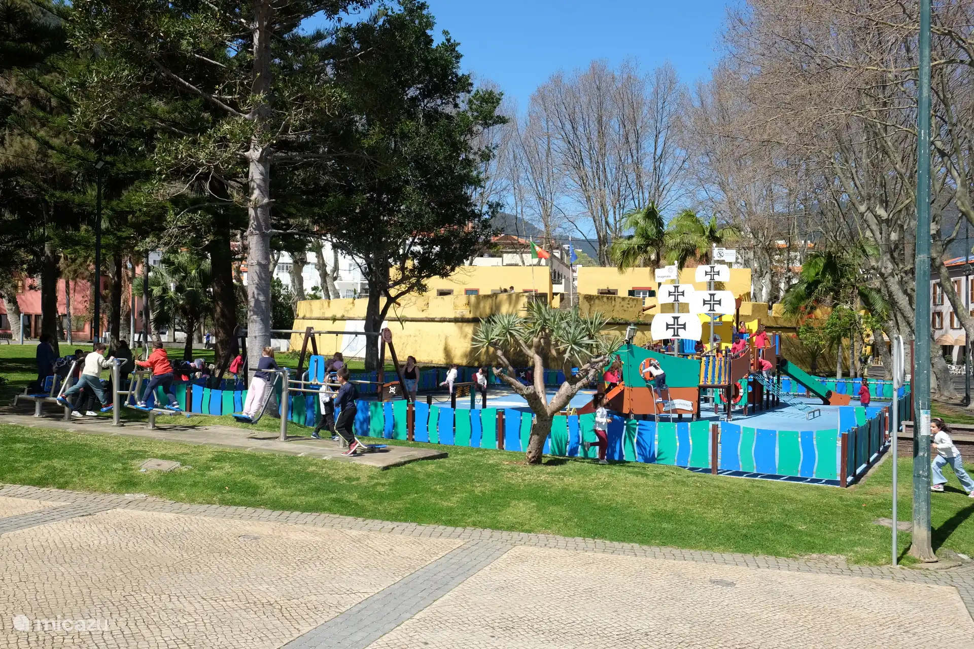 Spielplatz im Zentrum von Machico, wo Jung und Alt unterwegs sind. Auf dem gleichen Platz gibt es auch mehrere Restaurants.