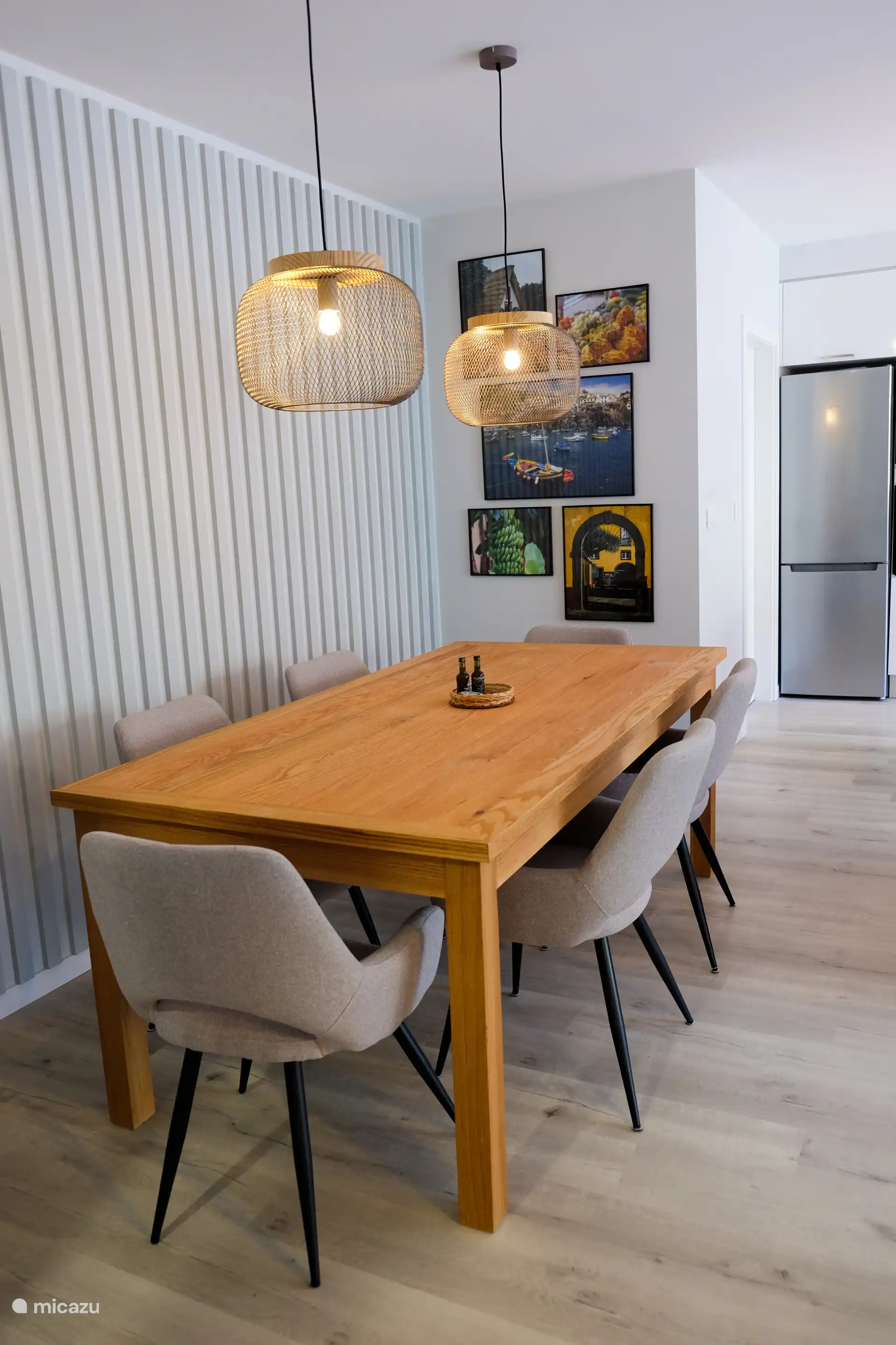 Der Esstisch, an dem Sie alle zusammen essen, Spiele spielen, Pläne für den Tag schmieden oder über den Tag sprechen können.