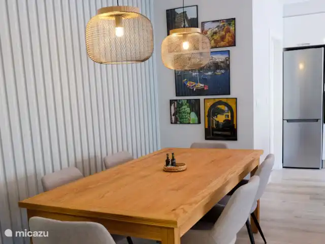 Appartement familial à Madère | Portugal, Madère, Machico - appartement La table à manger où vous pouvez manger tous ensemble, jouer à des jeux, faire des plans pour la journée ou parler de la journée.