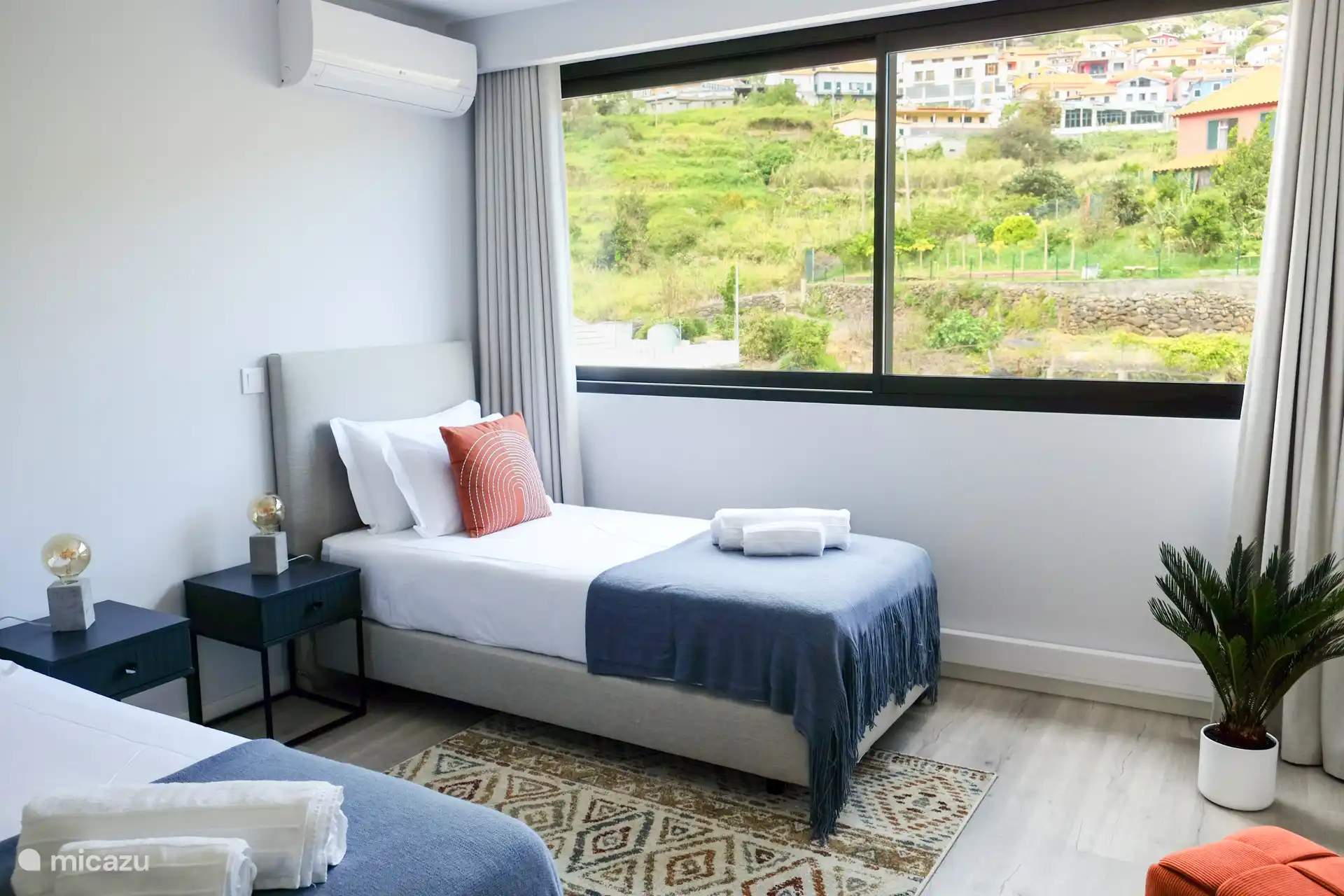 Schlafzimmer drei verfügt über zwei Einzelbetten mit einer Breite von 90 cm und einer Länge von 200 cm. Auch in diesem Schlafzimmer haben Sie Klimaanlage, direkte Verbindung zur Natur und blendende Vorhänge.