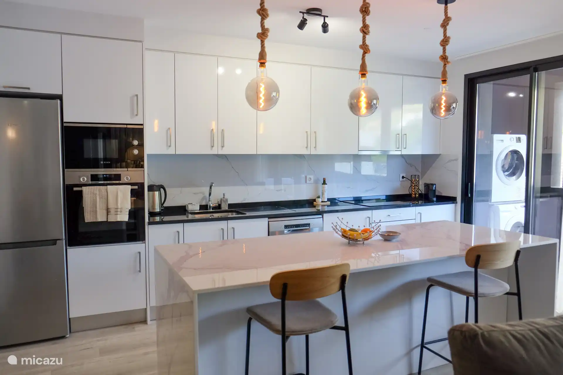 Die Küche ist mit allen modernen Geräten ausgestattet. Sie haben einen Backofen, eine Mikrowelle, einen kombinierten Kühlschrank und einen geräumigen Gefrierschrank, einen Geschirrspüler, einen Wasserkocher und eine Nespresso-Maschine.